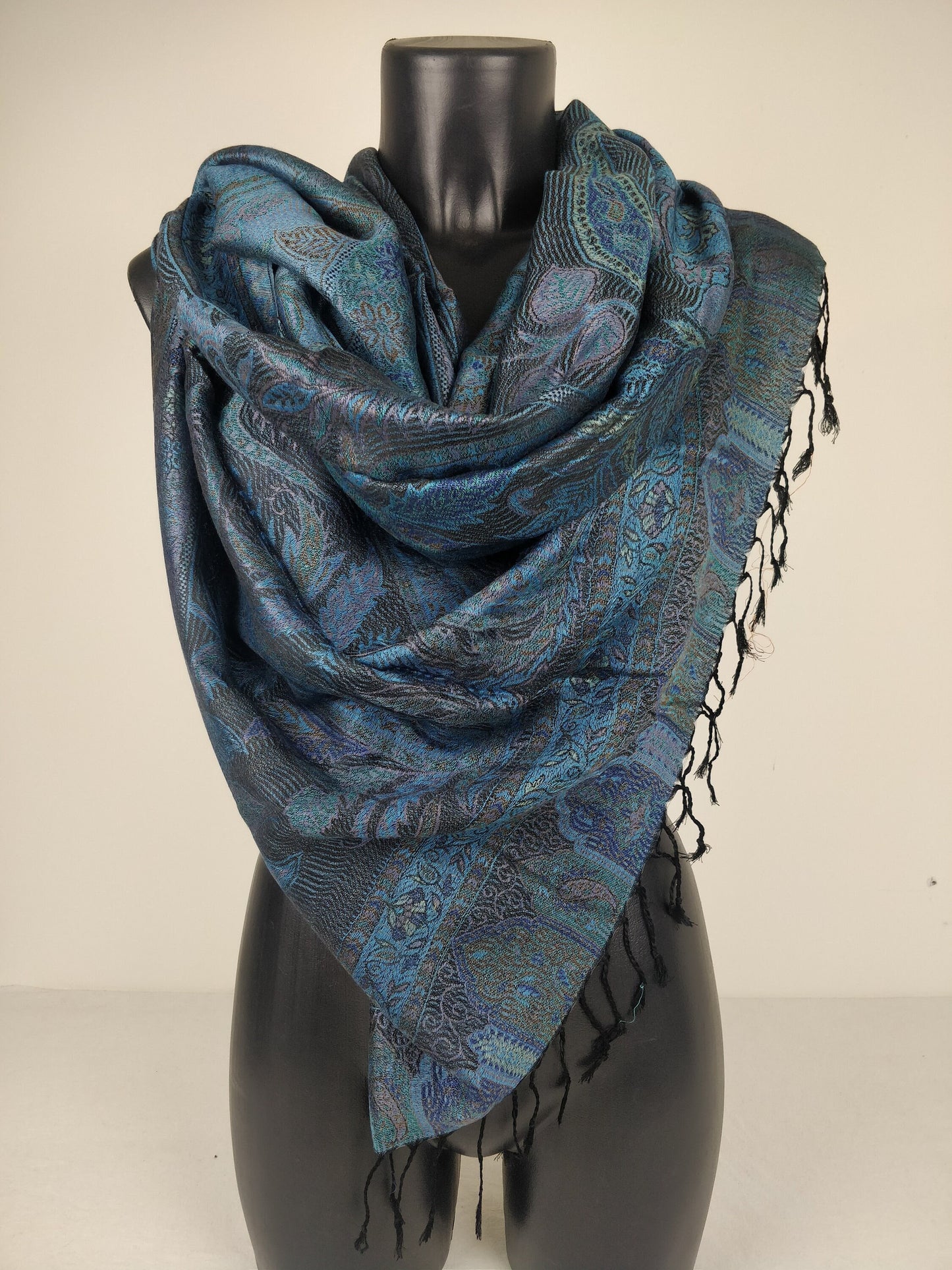 Wende-Mangal-Pashmina aus Modal/Seide. Schwarzes, blaues und lila Paisley-Muster.