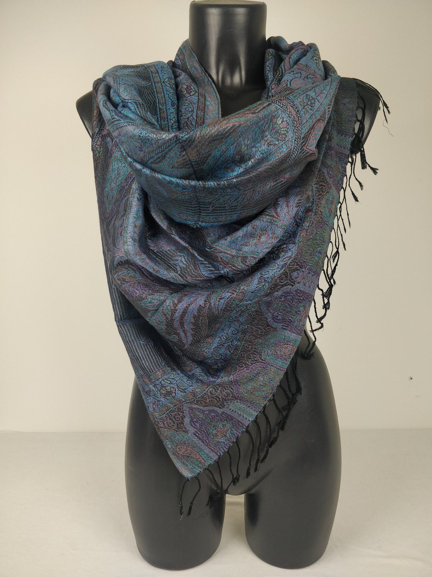 Pashmina Mangal réversible en modal / soie. Motif paisley bleu et noir.