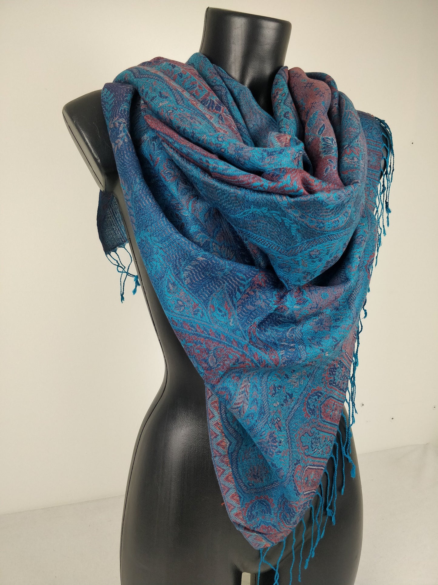 Pashmina Mangal réversible en modal / soie. Echarpe aux motifs paisley bleu.