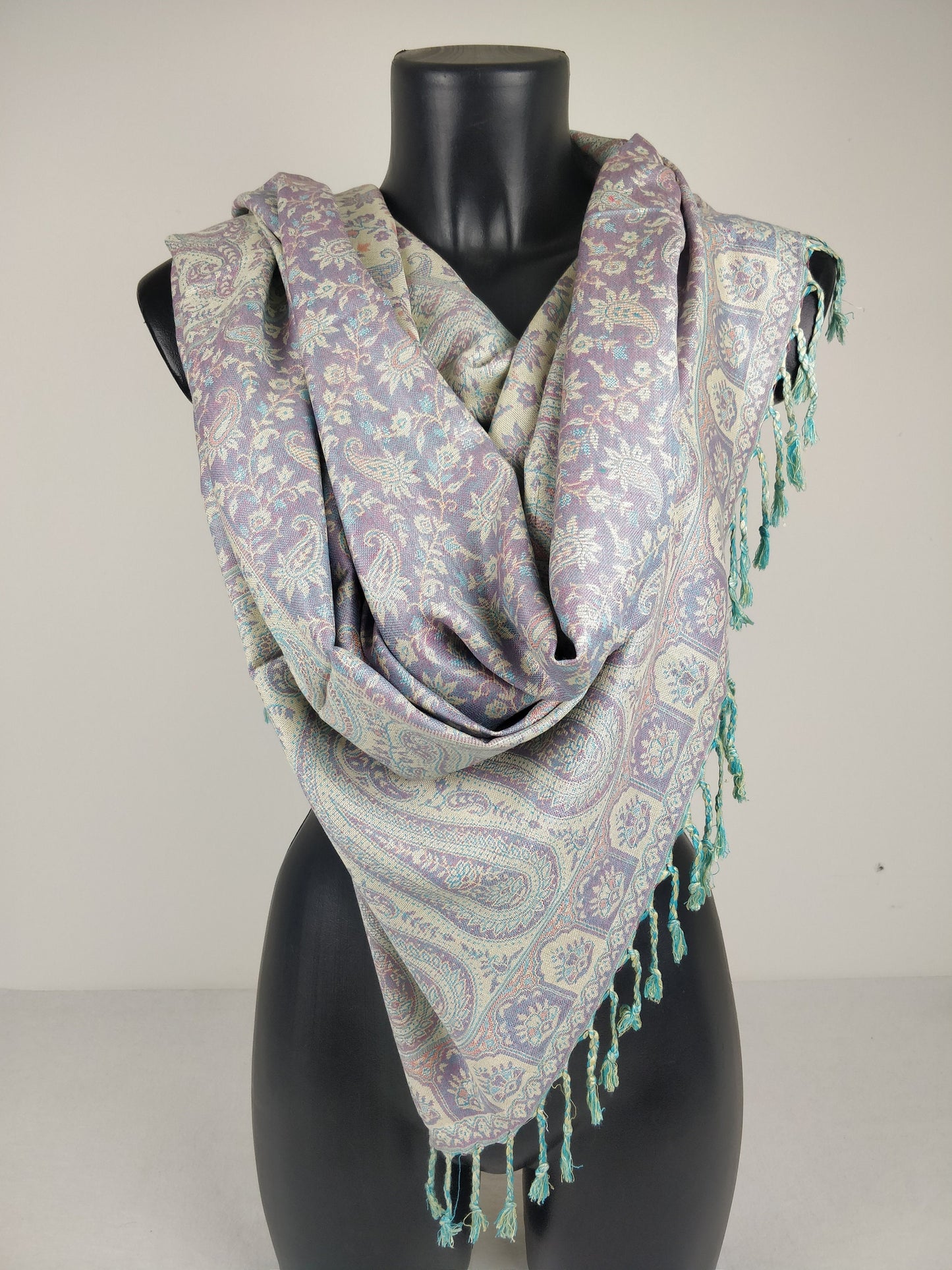 Pashmina réversible Sankya en viscose. Echarpe aux motifs paisley violet et blanc.