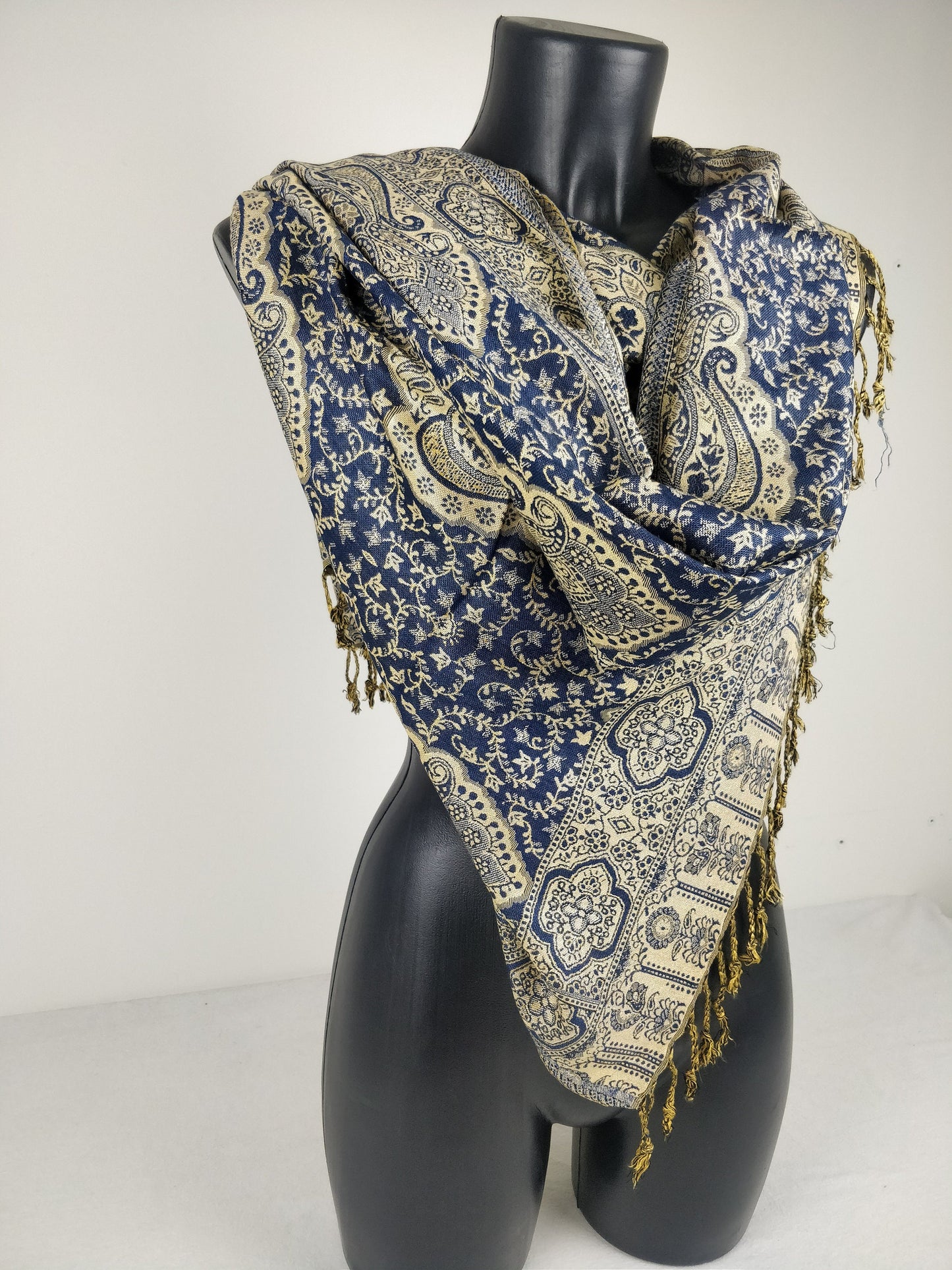 Pashmina réversible Daksha en viscose. Motif paisley bleu et crème.