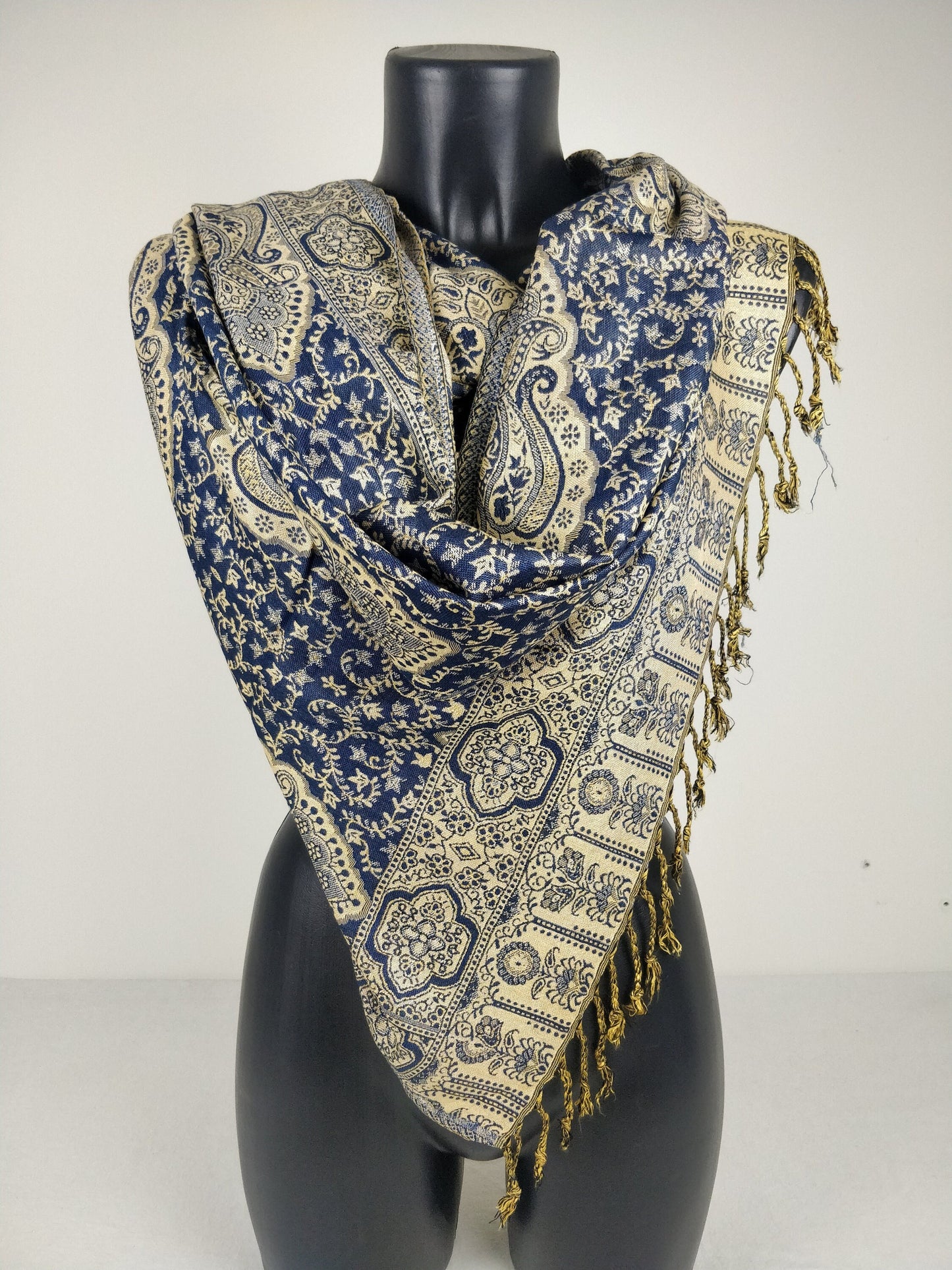 Pashmina réversible Daksha en viscose. Motif paisley bleu et crème.