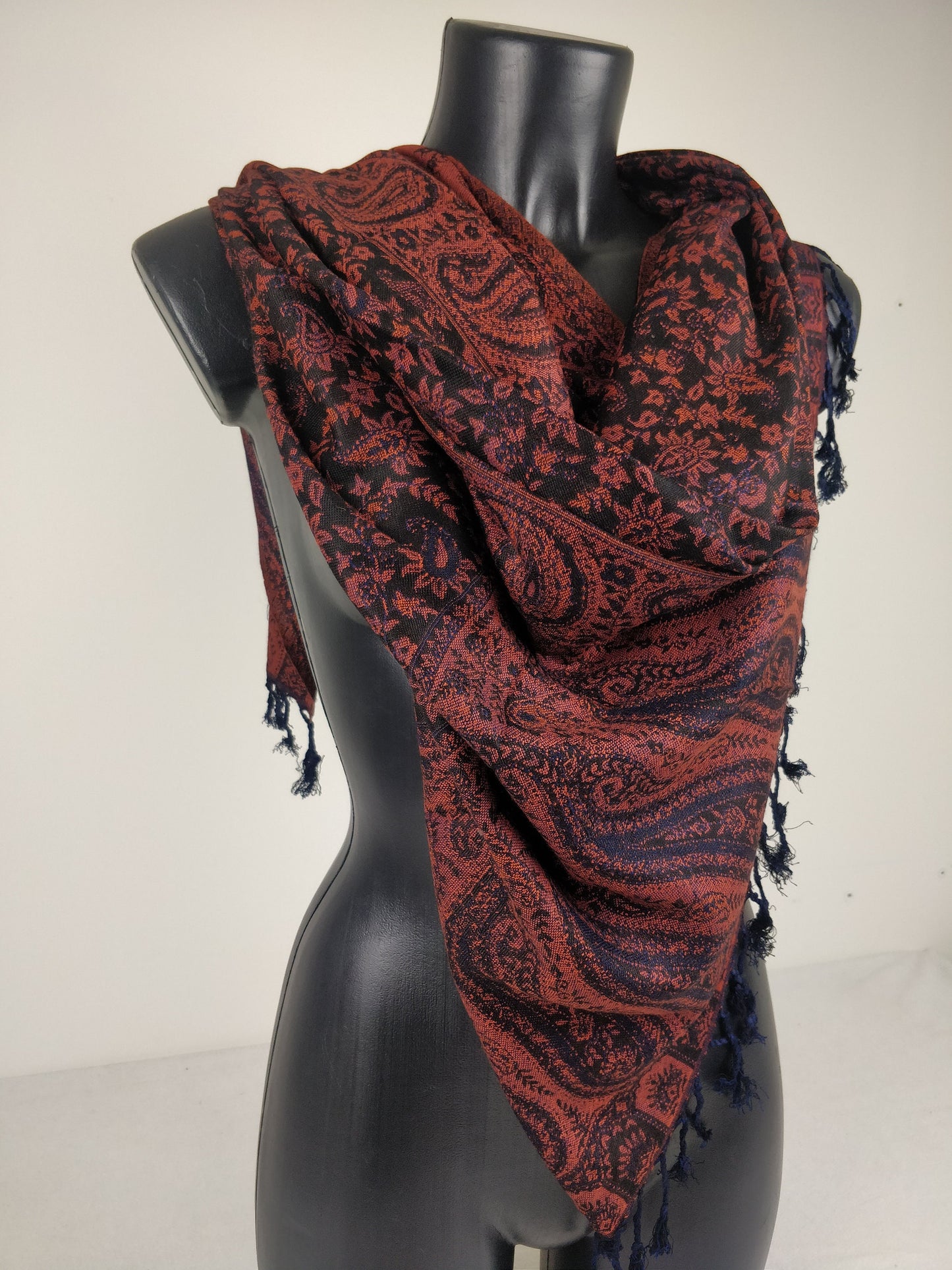 Sankya Wende-Pashmina aus Viskose. Braunes Paisley-Muster.