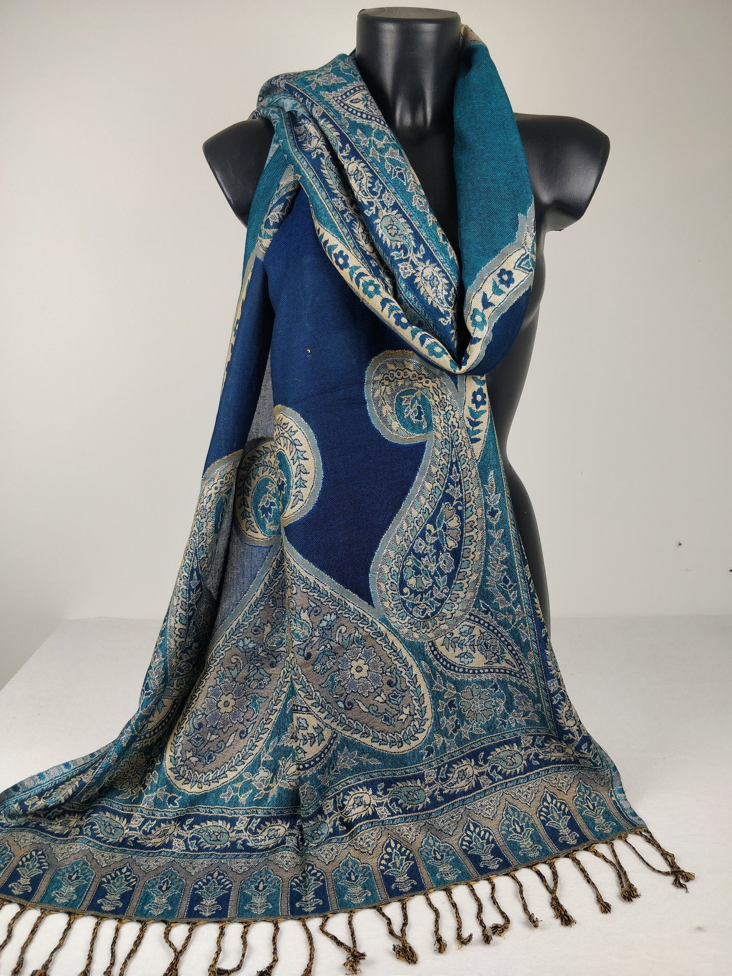 Pashmina Sakti aus Viskose. Blaue Paisleymuster.