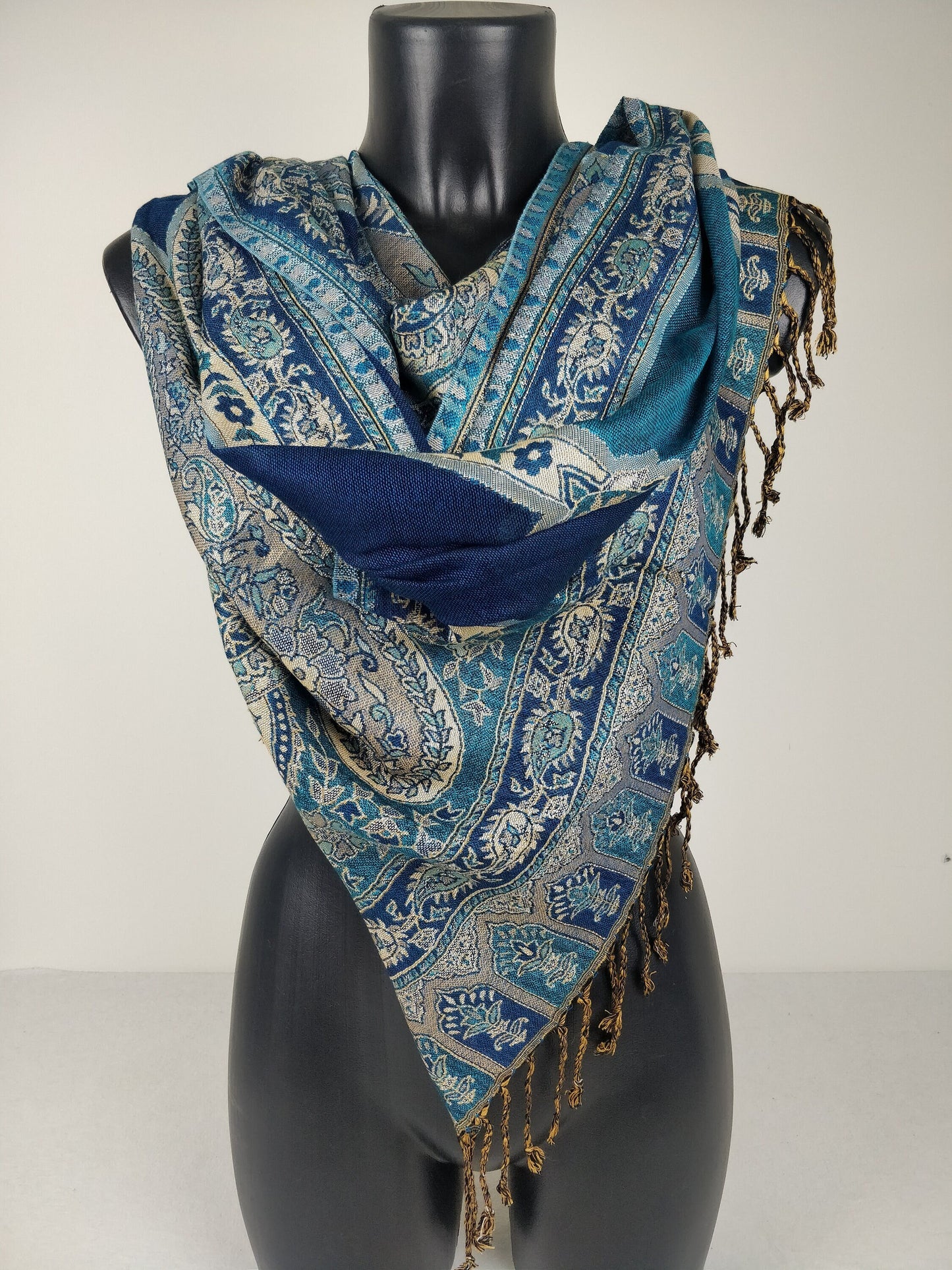 Pashmina Sakti aus Viskose. Blaue Paisleymuster.