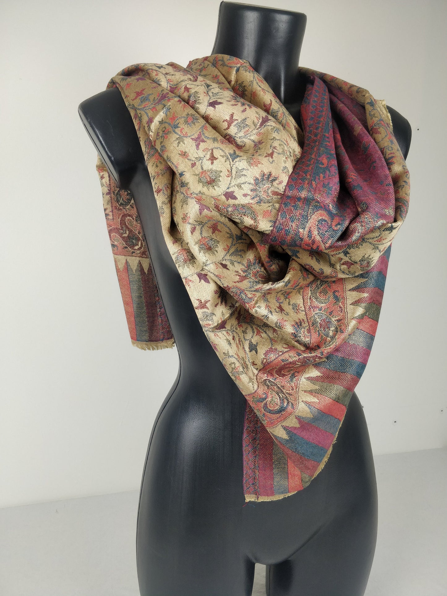 Wende-Pashmina Anjana aus Modal. Braunes Paisley-Muster.