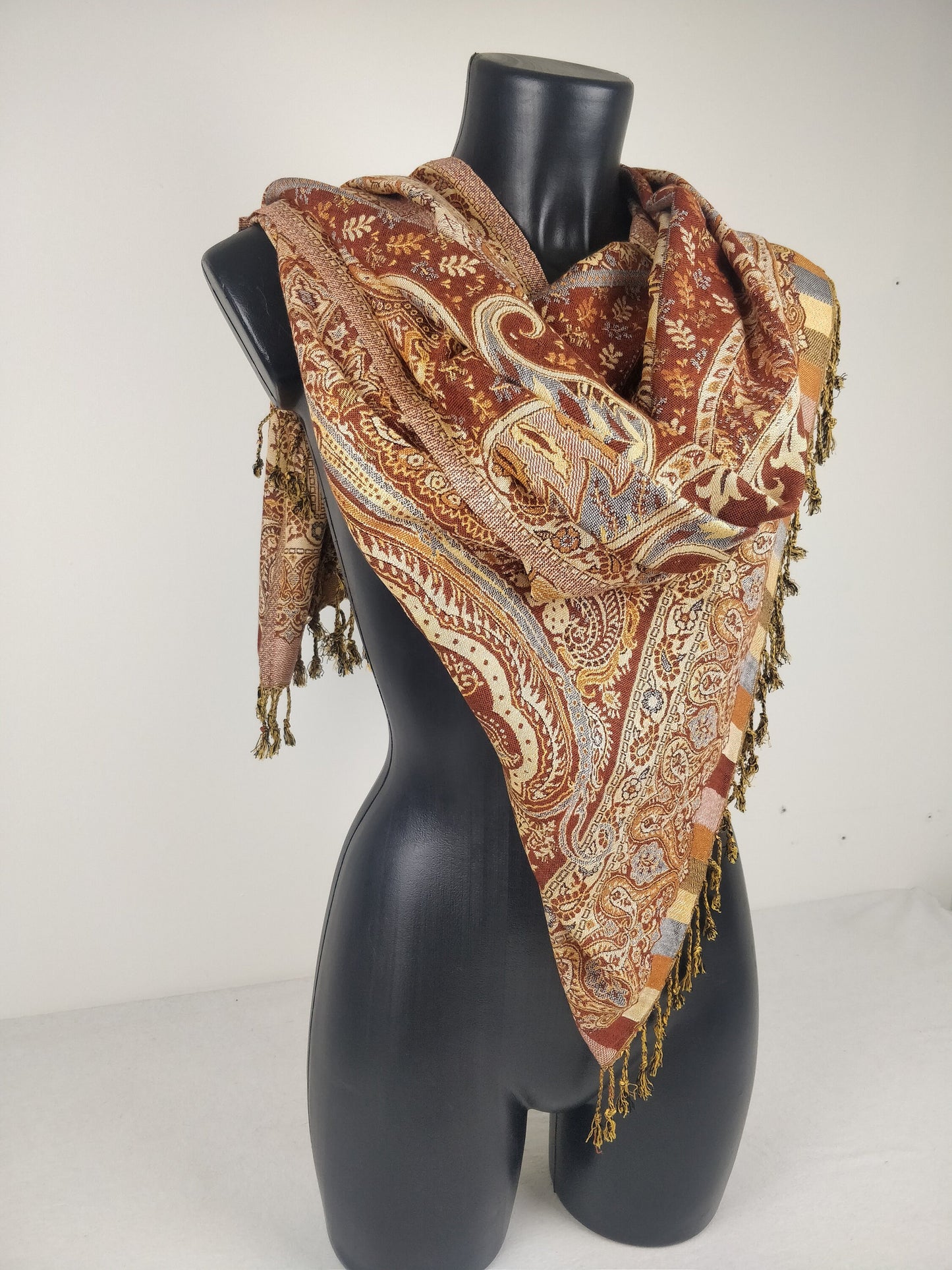 Pashmina vintage Hantra en viscose. Echarpe réversible aux motifs paisley rouille et crème.