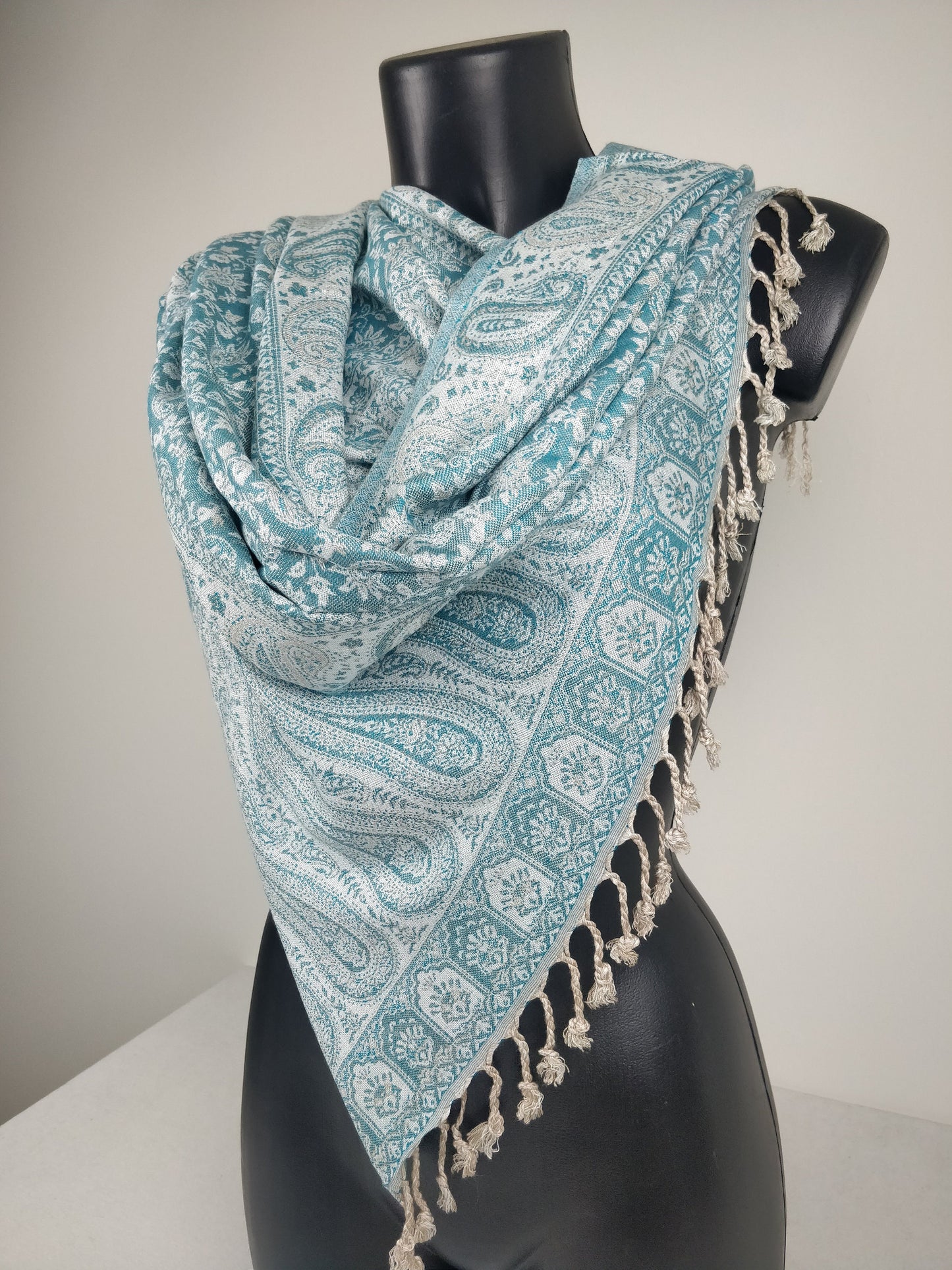 Sankya Wende-Pashmina aus Viskose. Blau-weißes Paisley-Muster.