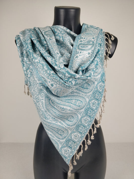 Sankya Wende-Pashmina aus Viskose. Blau-weißes Paisley-Muster.