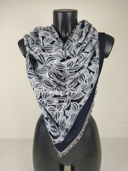 Wende-Pashmina aus Viskose. Blau-weißes Blumenmuster.