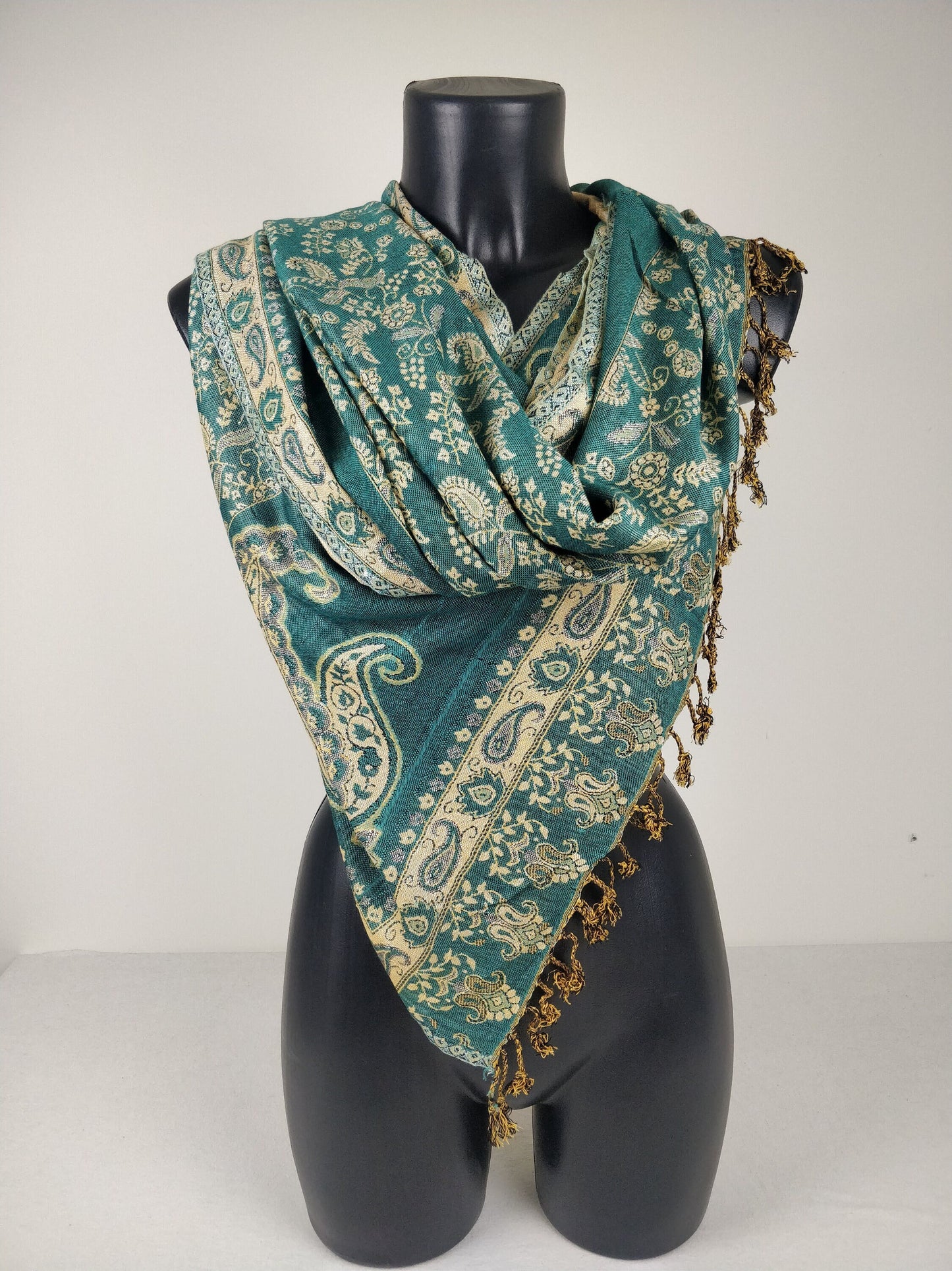 Wendbarer Pashmina Riyan aus Viskose. Blaues und cremefarbenes Paisley-Muster.