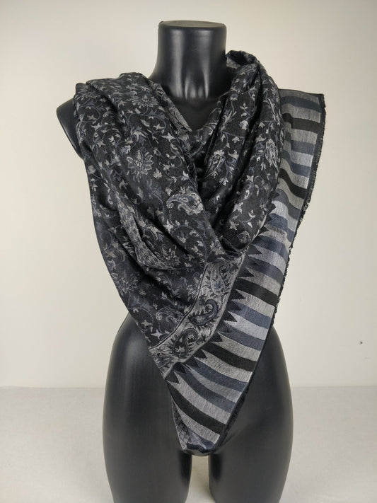 Pashmina Anjana réversible en modal. Echarpe motif paisley noir et gris.