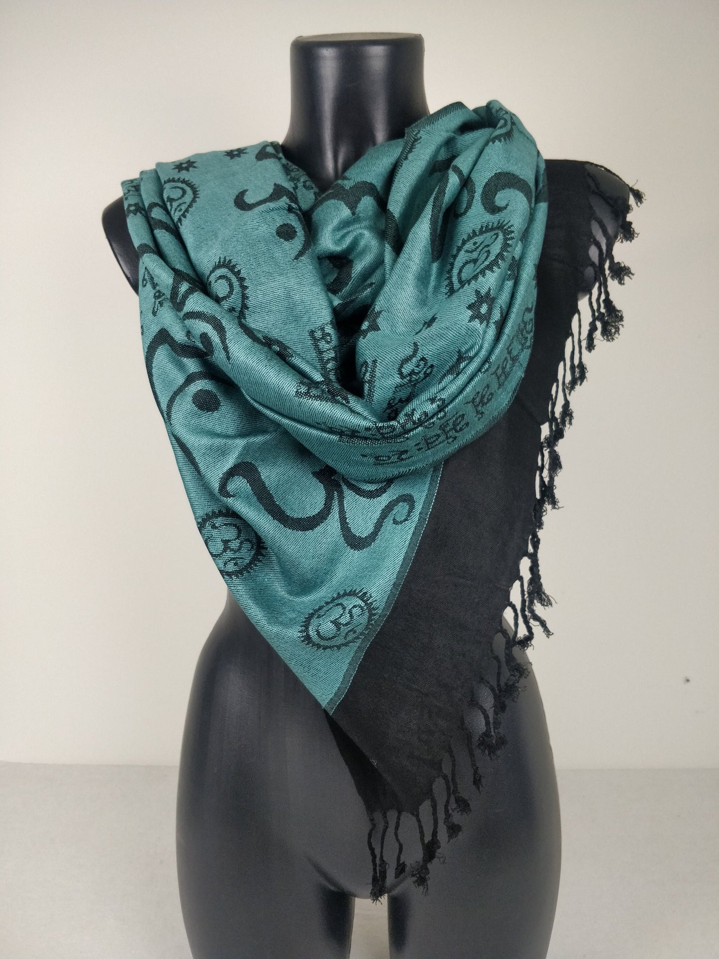 Wende-Pashmina Kharma aus Viskose. Blaue Ohm-Muster.