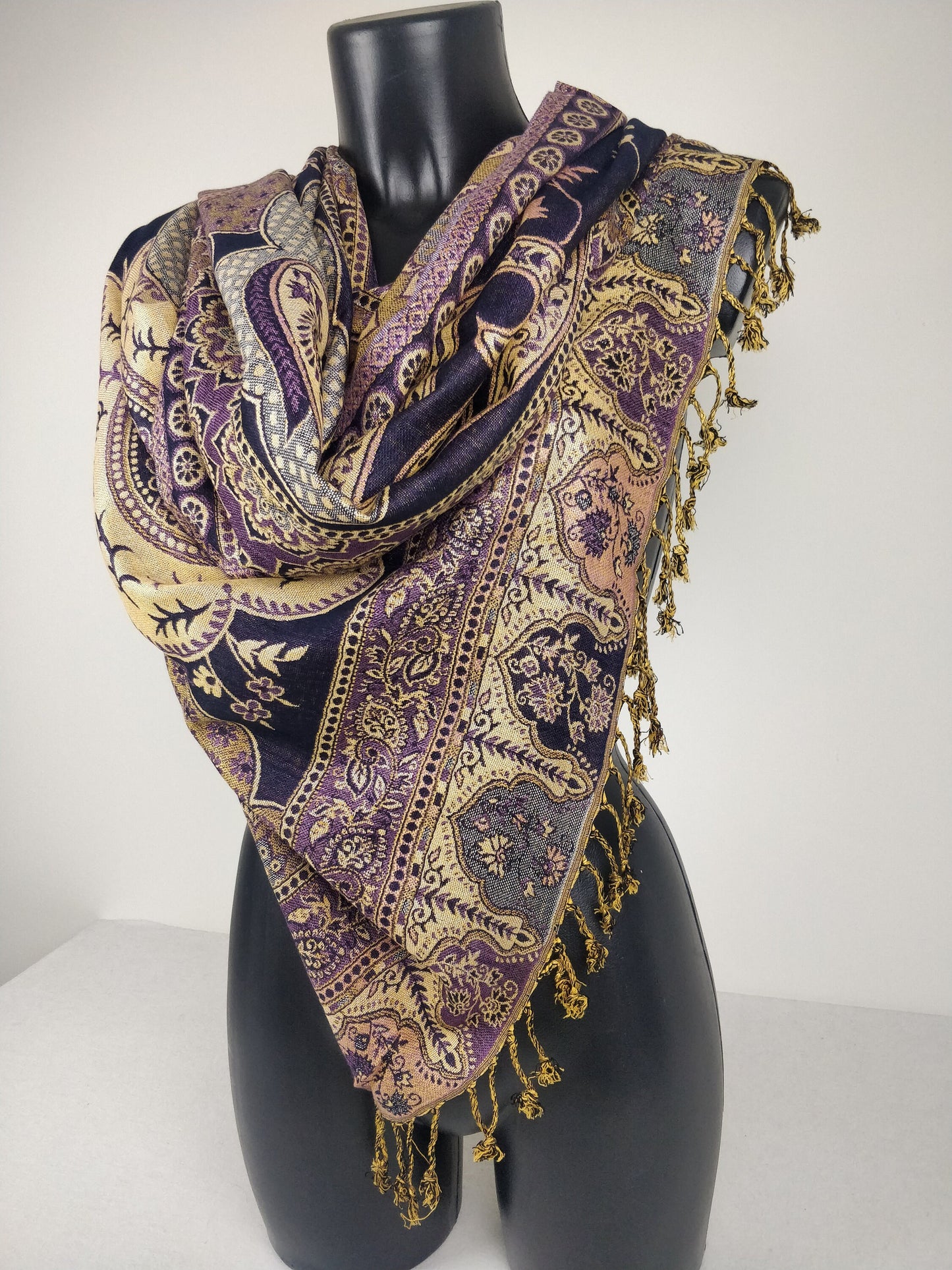 Pashmina vintage Hantra en viscose. Echarpe réversible aux motifs paisley violet.