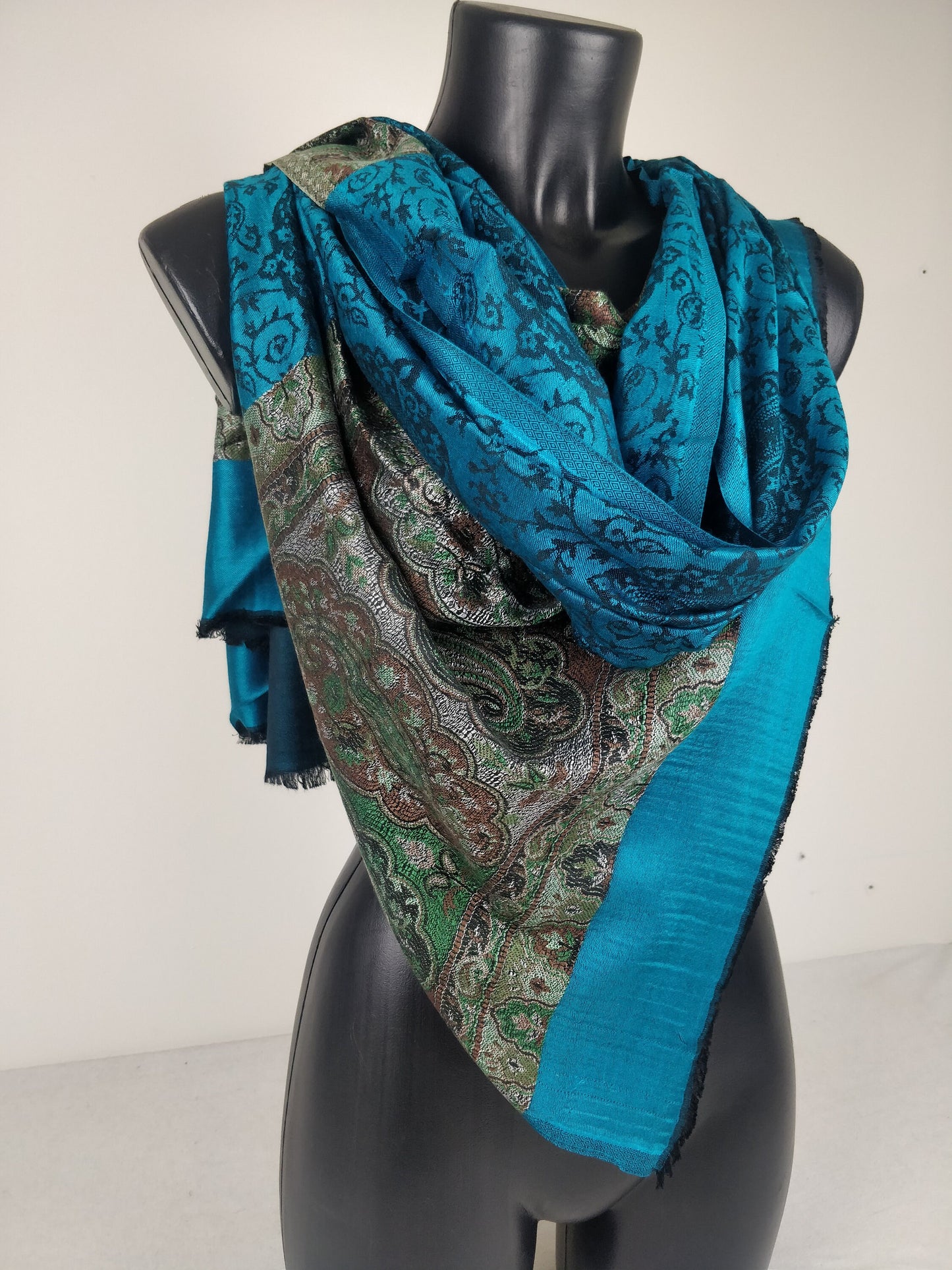 Wende-Pashmina Rudra aus Modal. Blaues Paisley-Muster