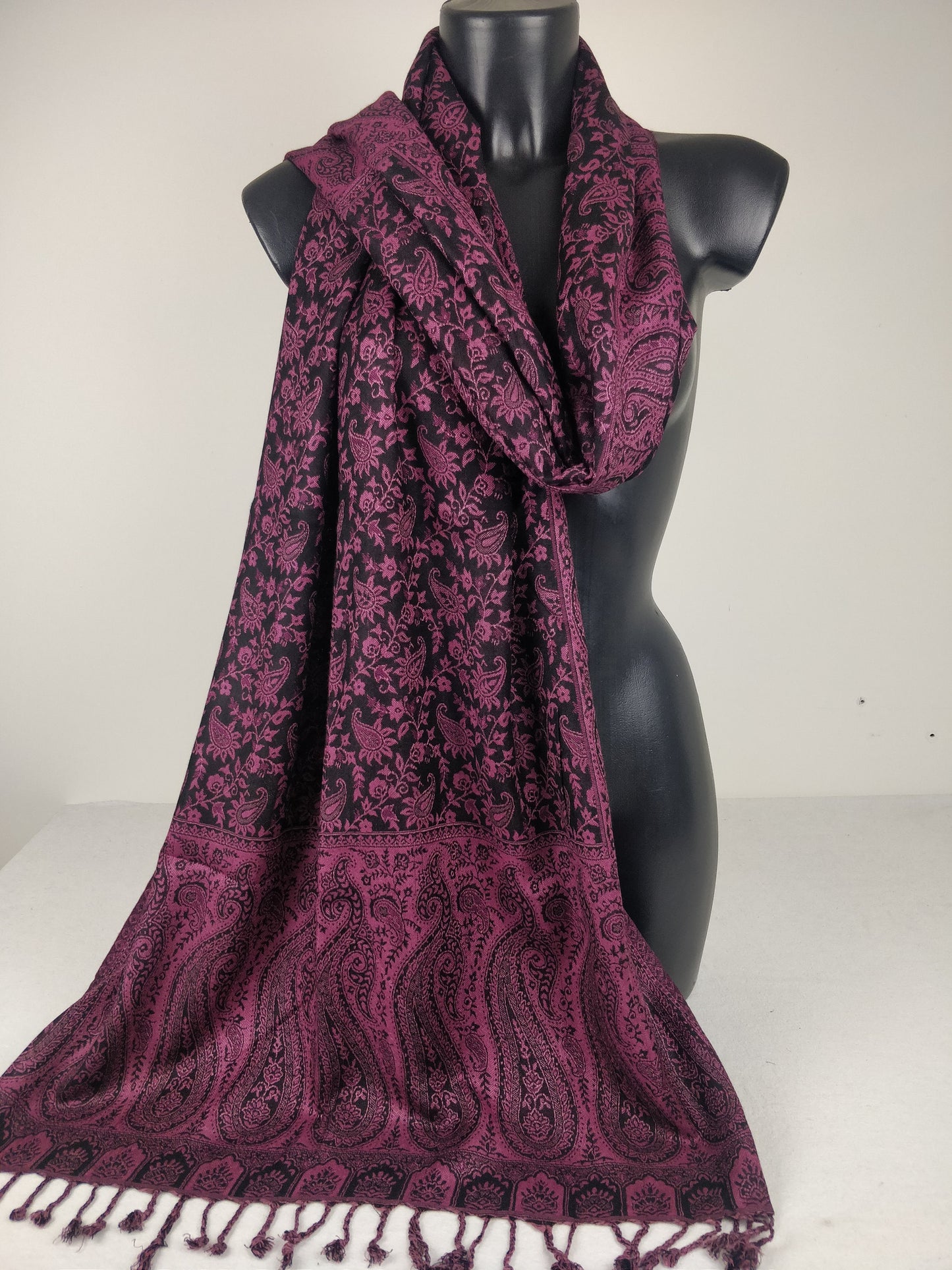 Pashmina réversible Sankya en viscose. Echarpe aux motifs paisley violet et noir.