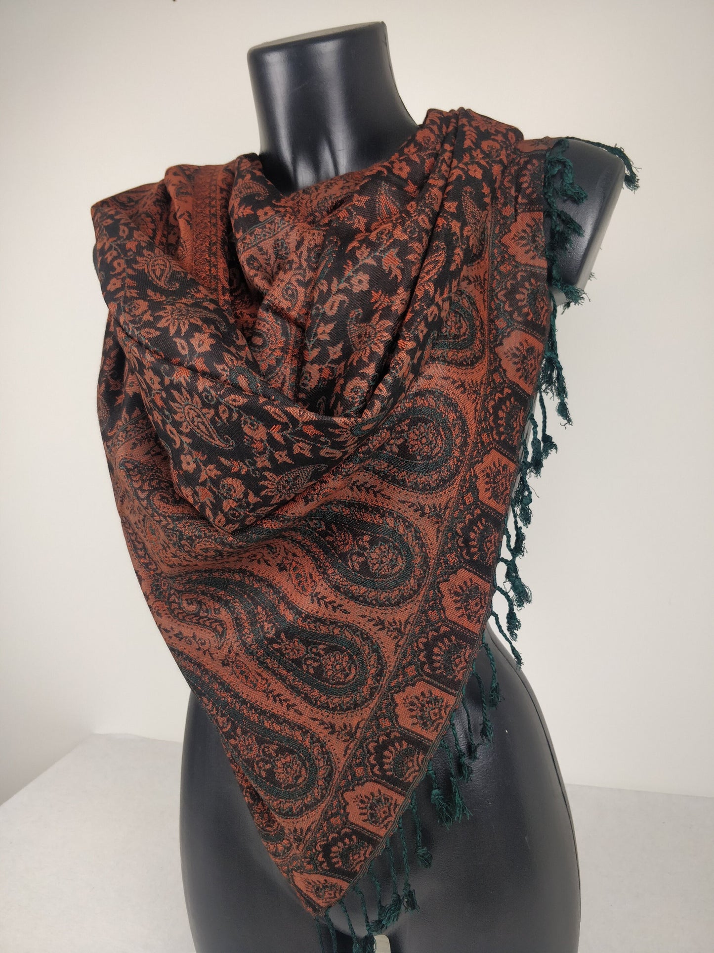 Pashmina réversible Sankya en viscose. Echarpe motif paisley marron, noir et vert.