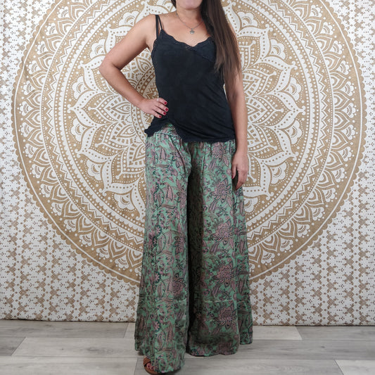 Pantalon femme Nilanga en soie indienne. Pantalon jupe. Imprimé fleuri vert et rose.