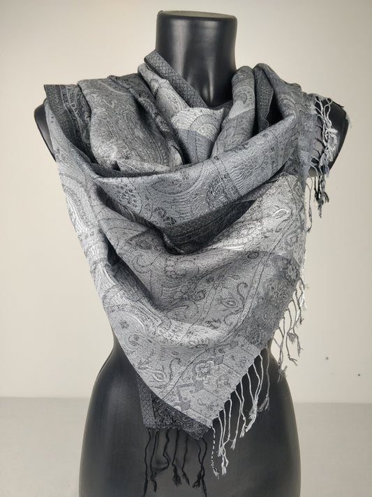 Pashmina Mangal réversible en modal / soie. Echarpe motif paisley gris et noir.