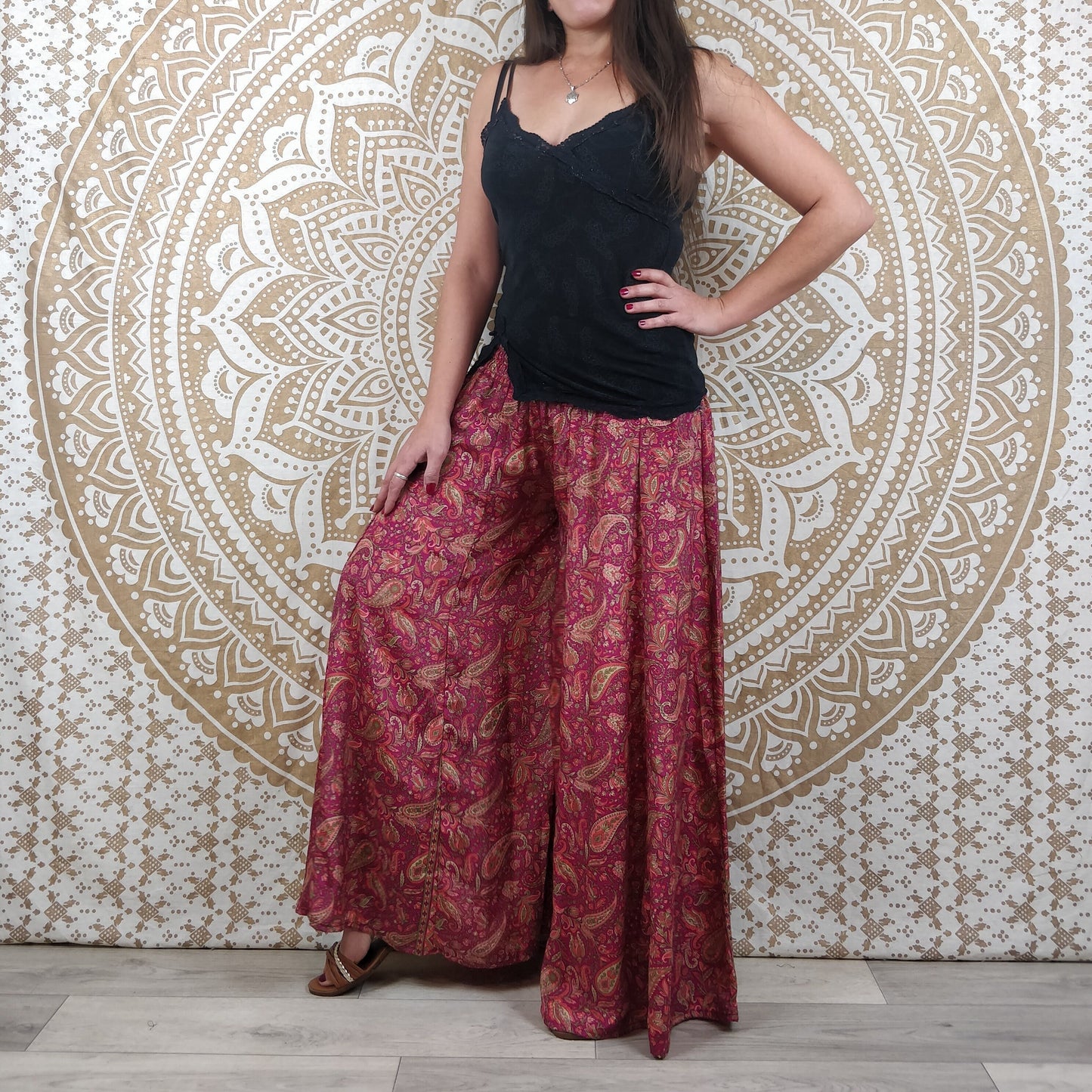 Pantalon Nilanga en soie indienne. Pantalon jupe. Imprimé paisley rose.