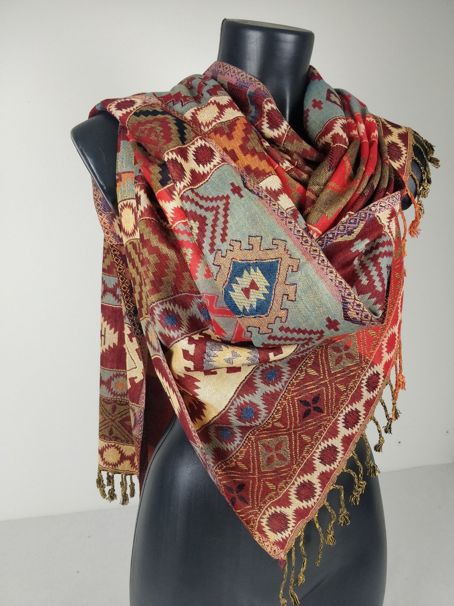 Pashmina Yamuna réversible en viscose. Echarpe motif géométrique de style inca, ton rouge.