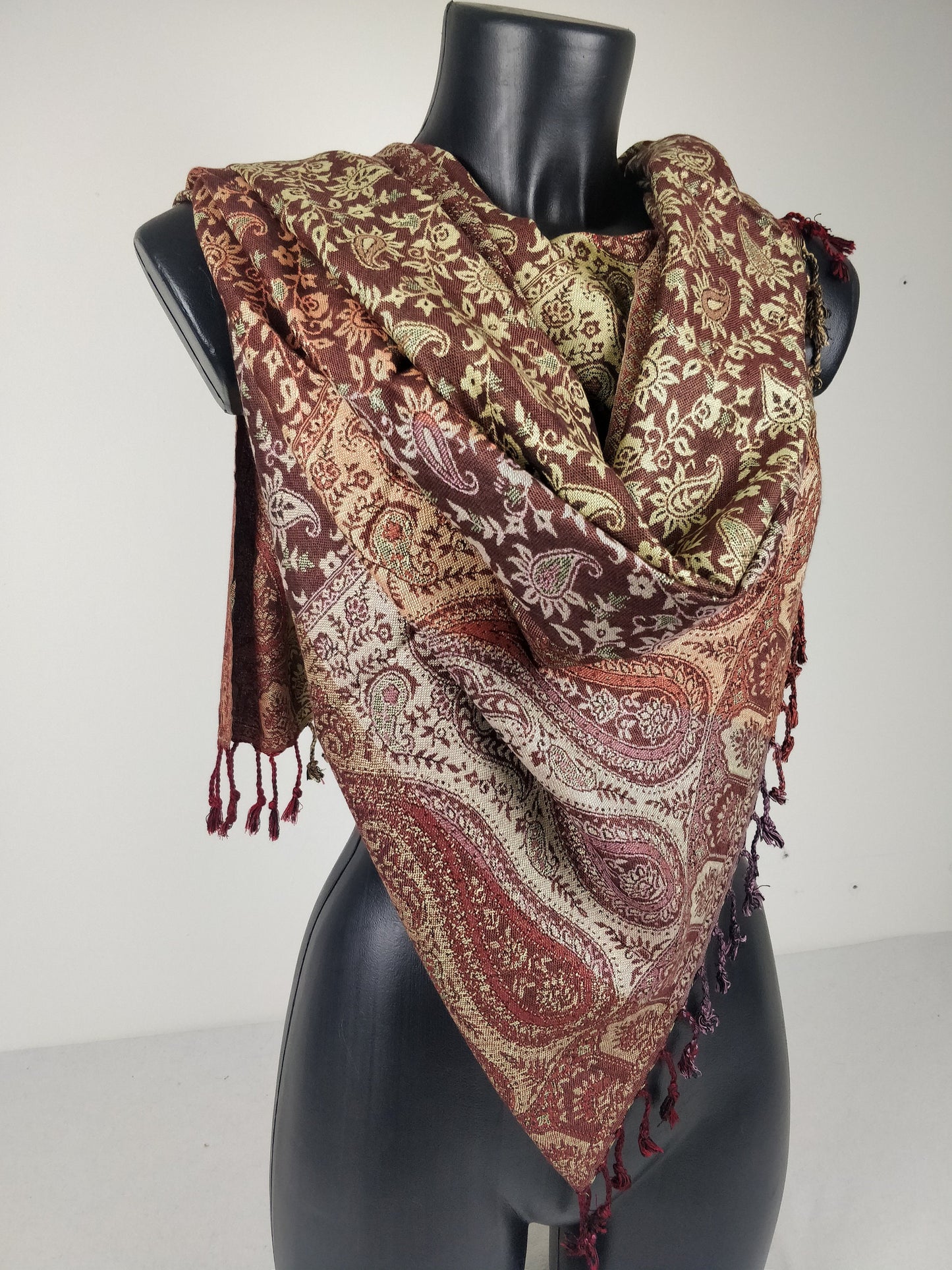 Mehrfarbiger Sankya Wende-Pashmina aus Viskose. Paisley-Muster in Brauntönen.