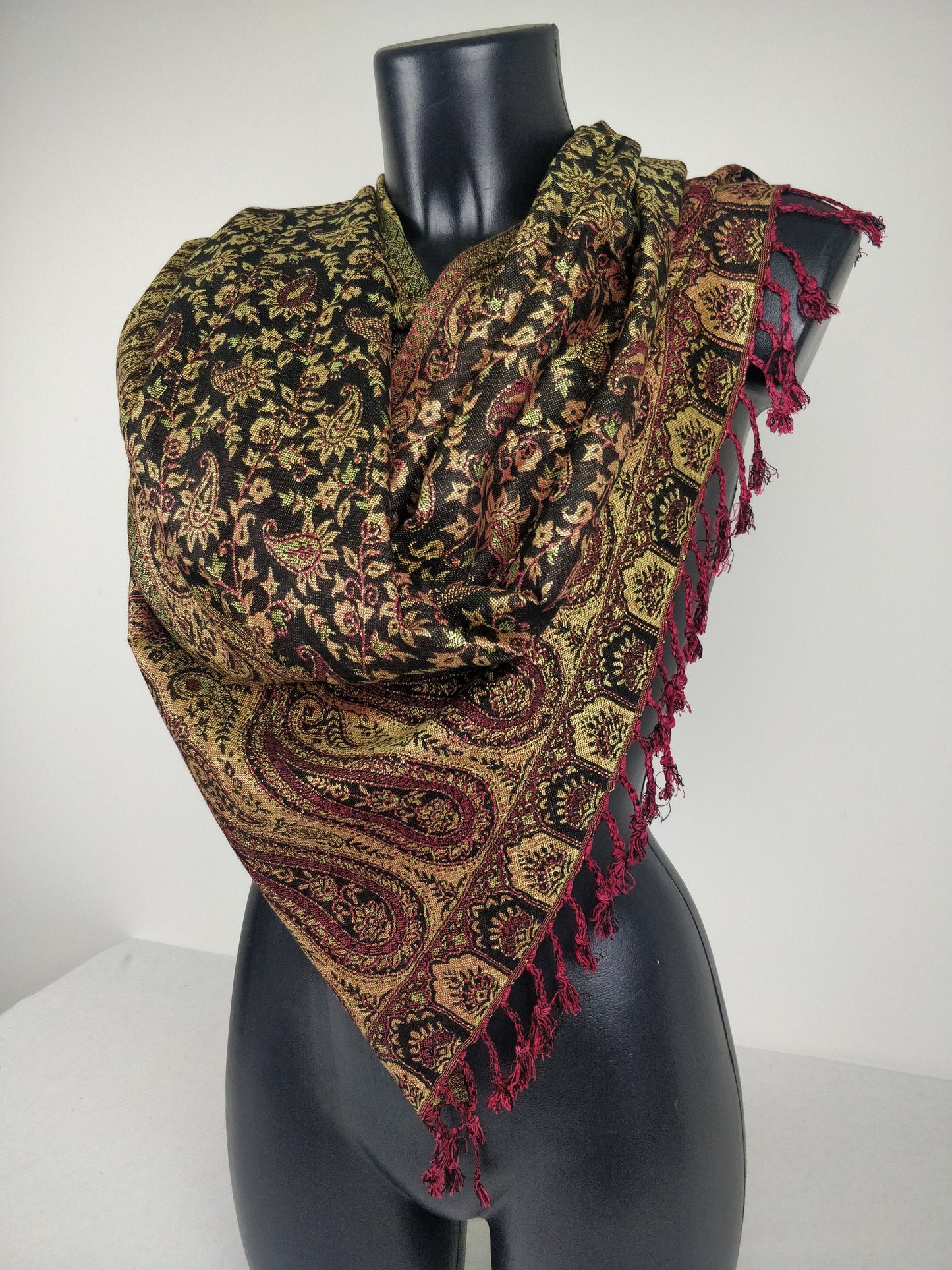 Sankya Wende-Pashmina aus Viskose. Schwarzer, grüner und roter Schal mit Paisleymuster.