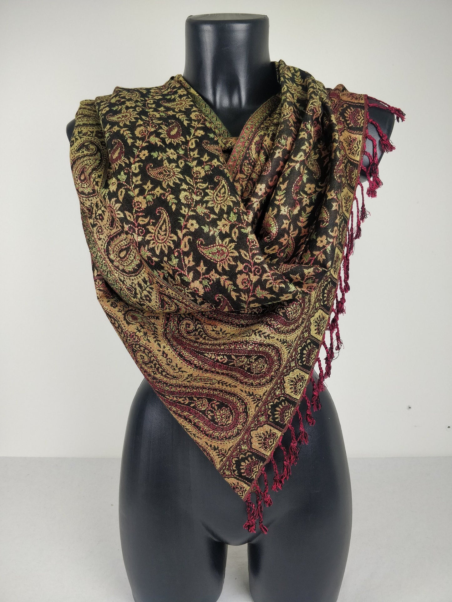 Sankya Wende-Pashmina aus Viskose. Schwarzer, grüner und roter Schal mit Paisleymuster.