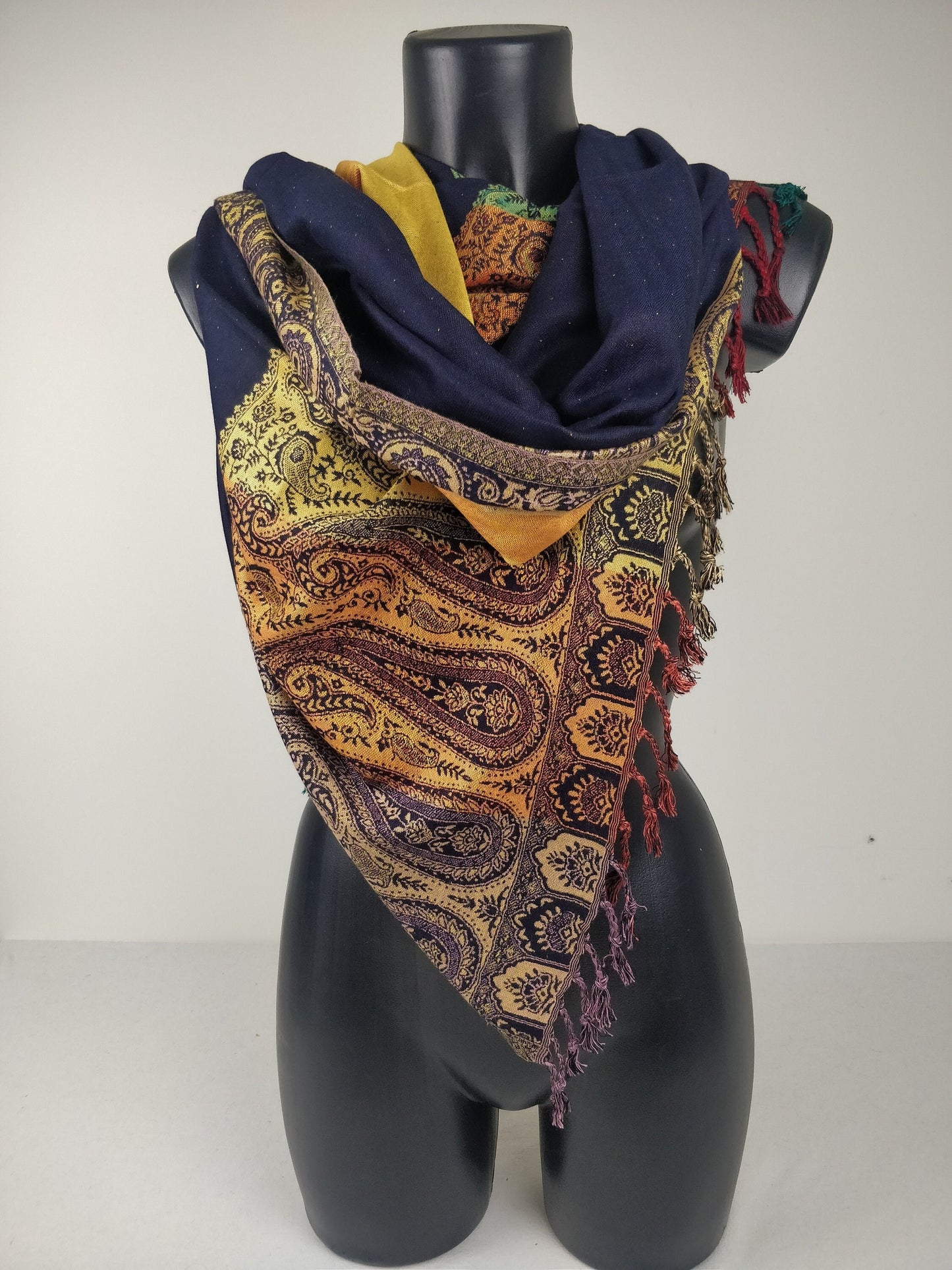 Wendbarer mehrfarbiger Helak-Pashmina aus Viskose. Blaue Paisleymuster.