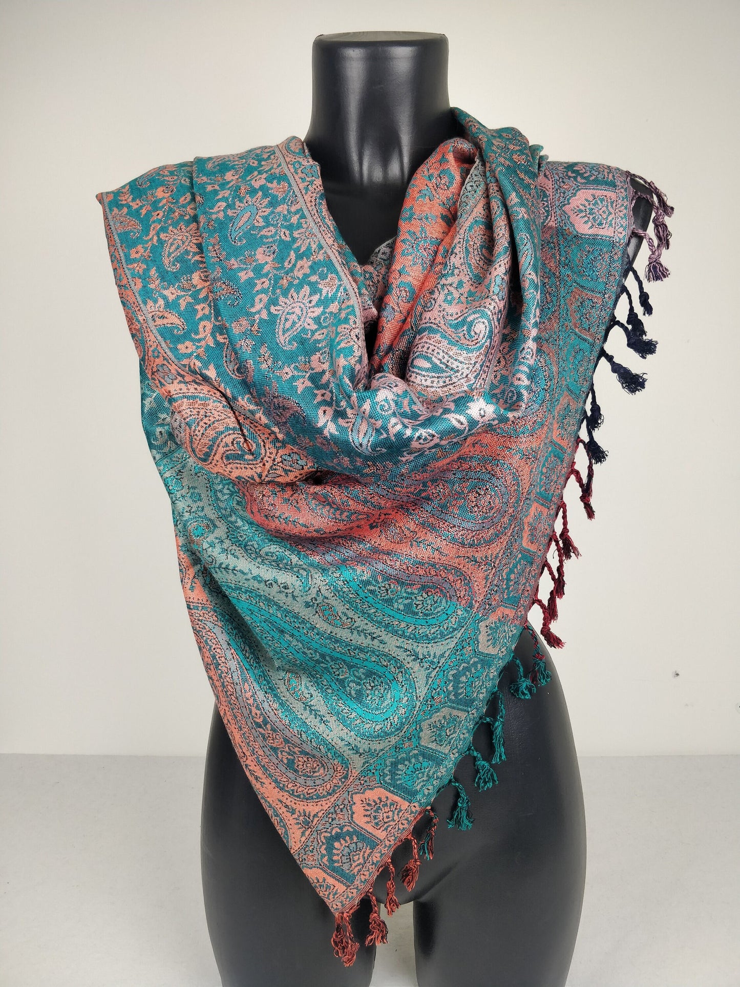 Mehrfarbiger Sankya Wende-Pashmina aus Viskose. Blaues und lachsfarbenes Paisley-Muster.