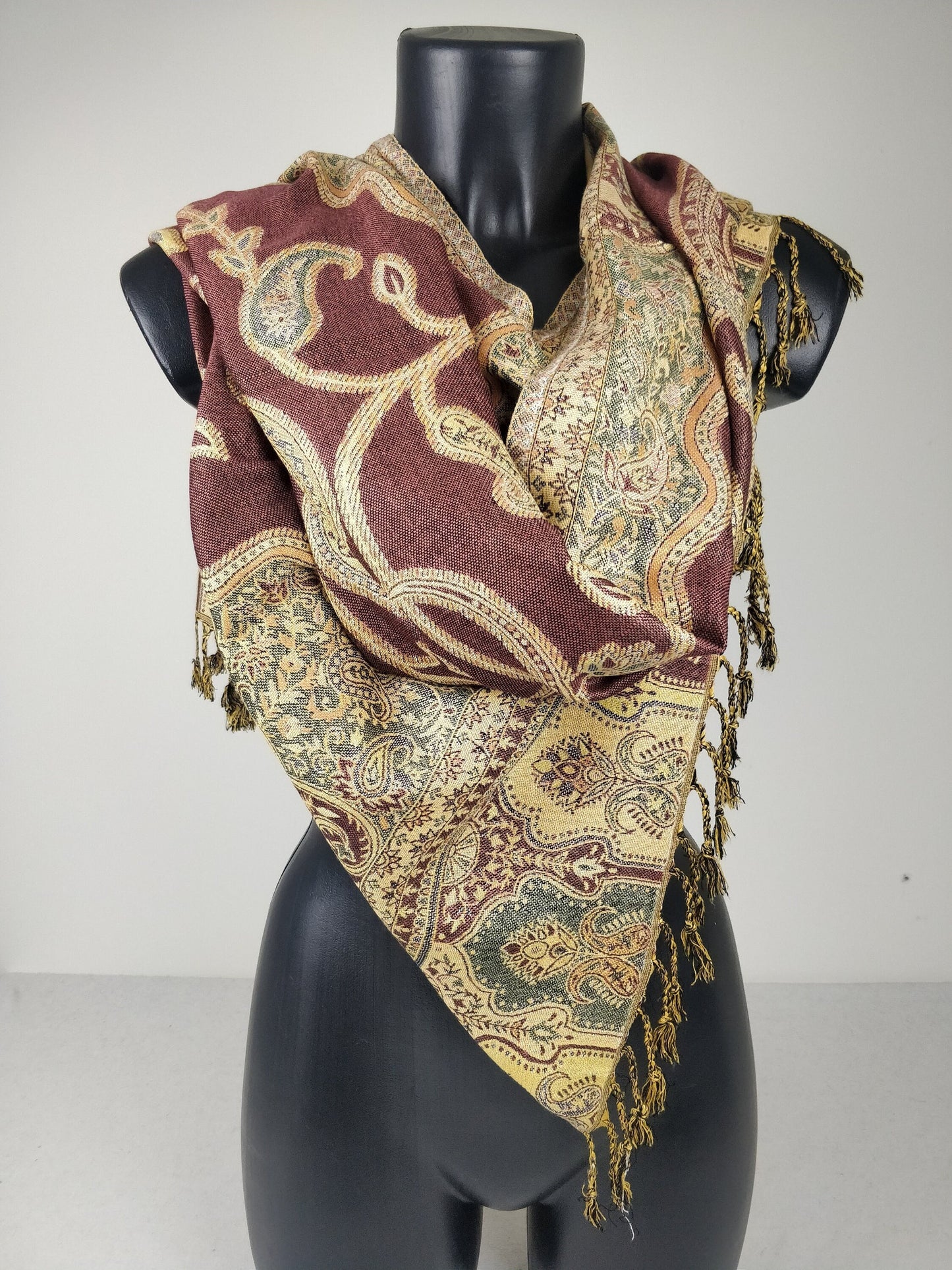 Pashmina vintage Hantra en viscose. Echarpe réversible aux motifs paisley violet et crème.