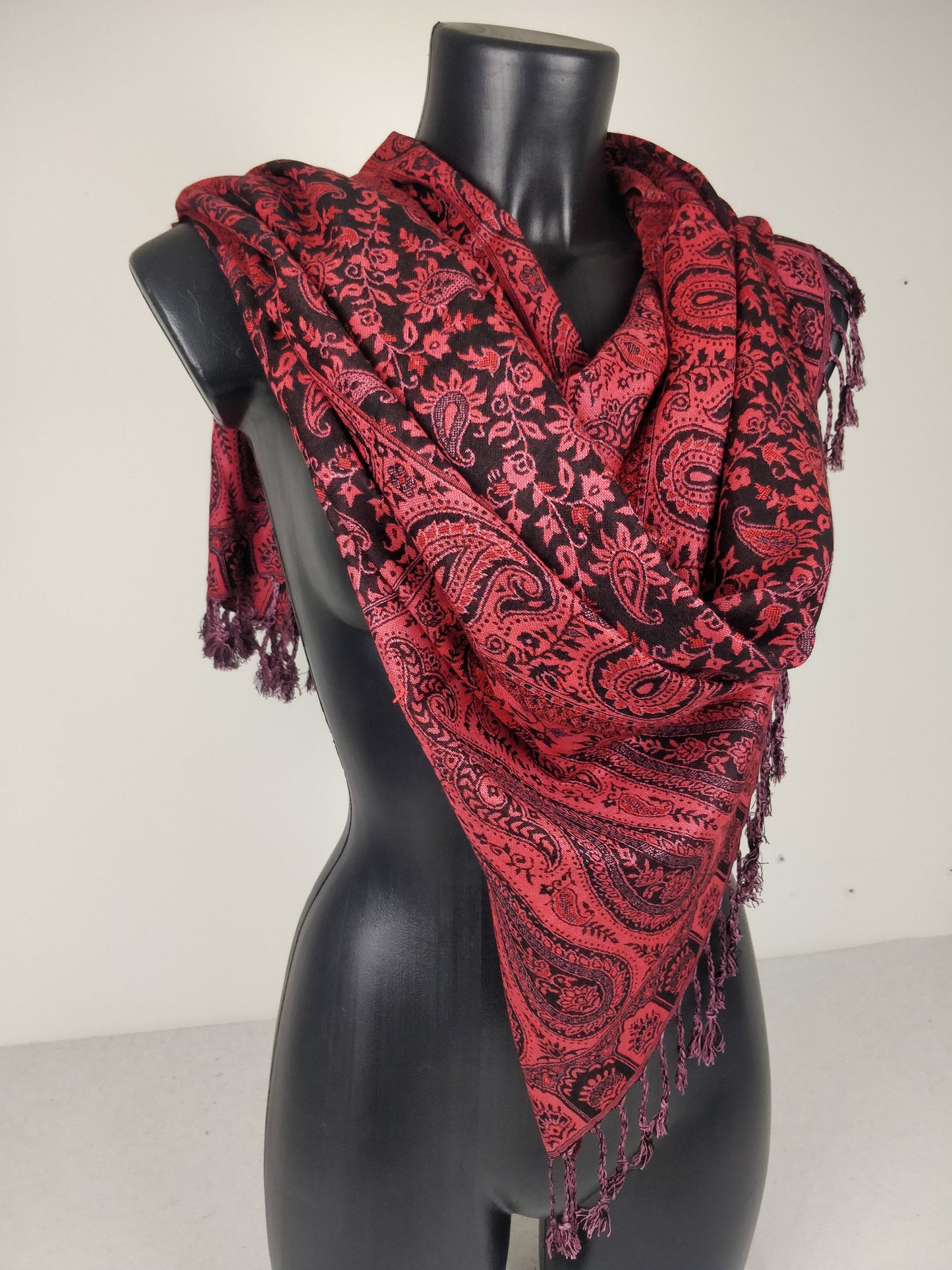 Sankya Wende-Pashmina aus Viskose. Schwarz-rosa Paisley-Muster.