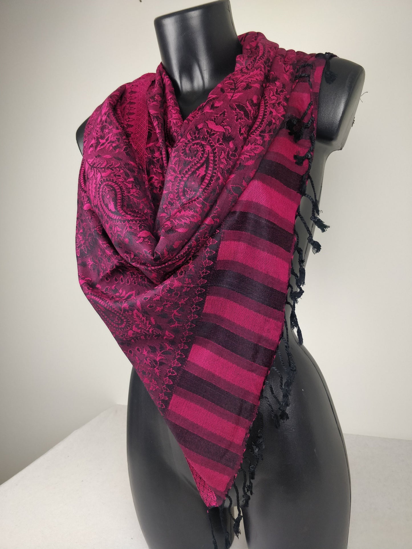 Pashmina Mangal réversible en modal / soie. Motif paisley fuchsia et noir.