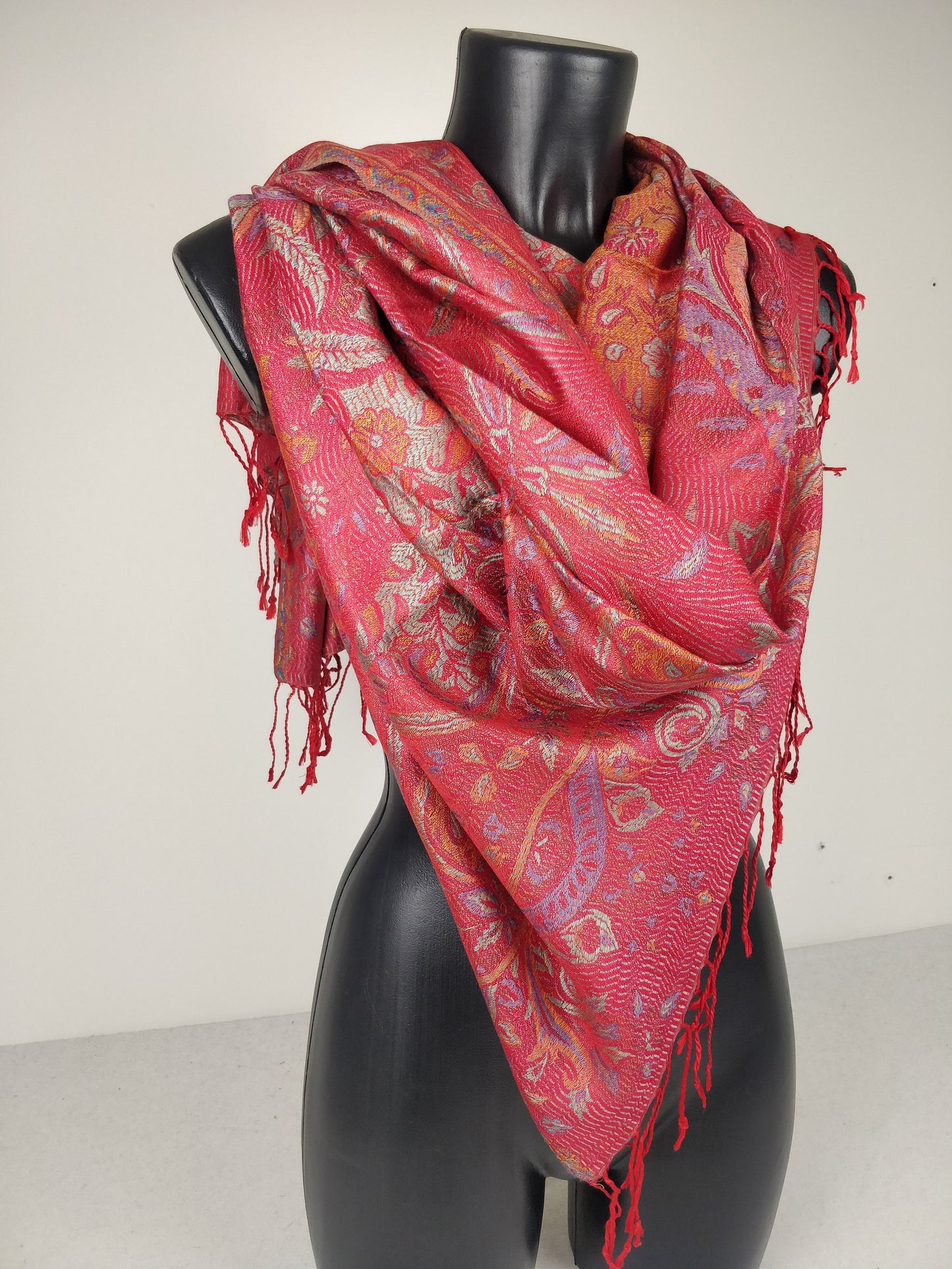 Pashmina Mangal réversible en modal / soie. Echarpe motif fleuri rouge.