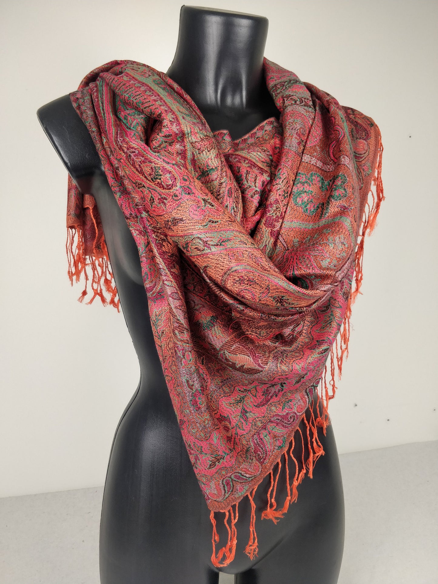 Wende-Mangal-Pashmina aus Modal/Seide. Roter Schal mit Paisleymuster.