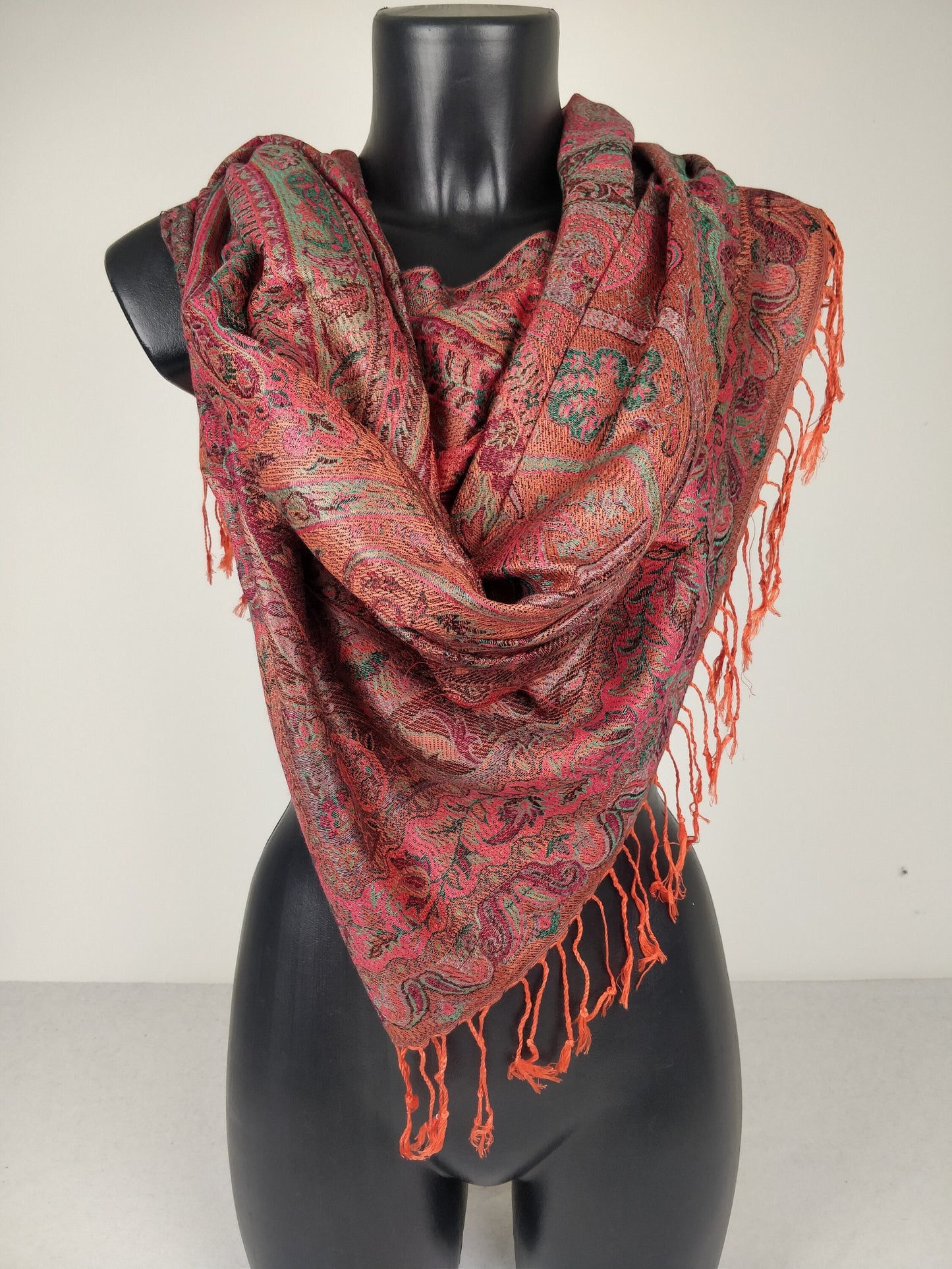 Wende-Mangal-Pashmina aus Modal/Seide. Roter Schal mit Paisleymuster.