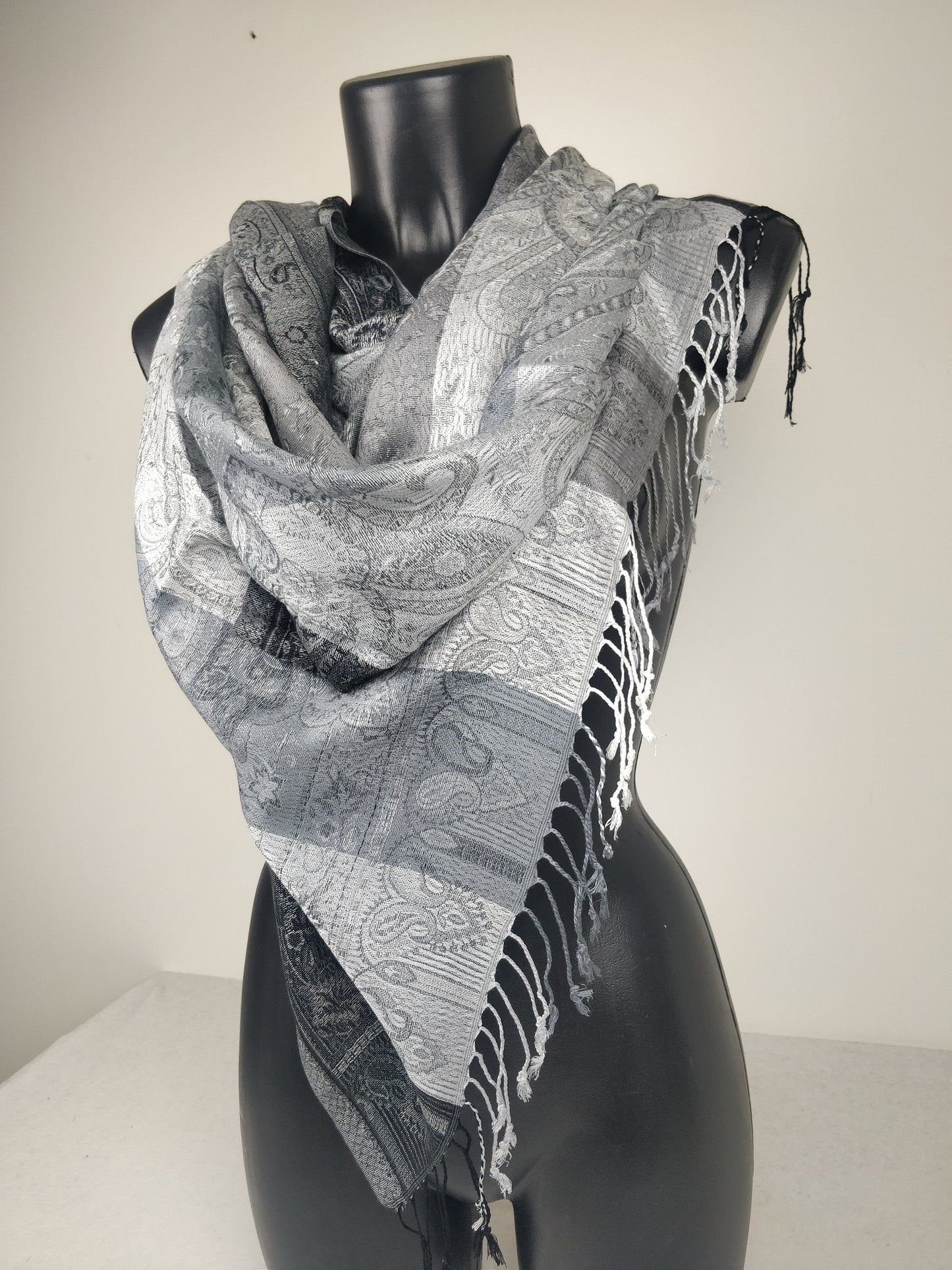 Pashmina Mangal réversible en modal / soie. Echarpe motif paisley noir et gris.