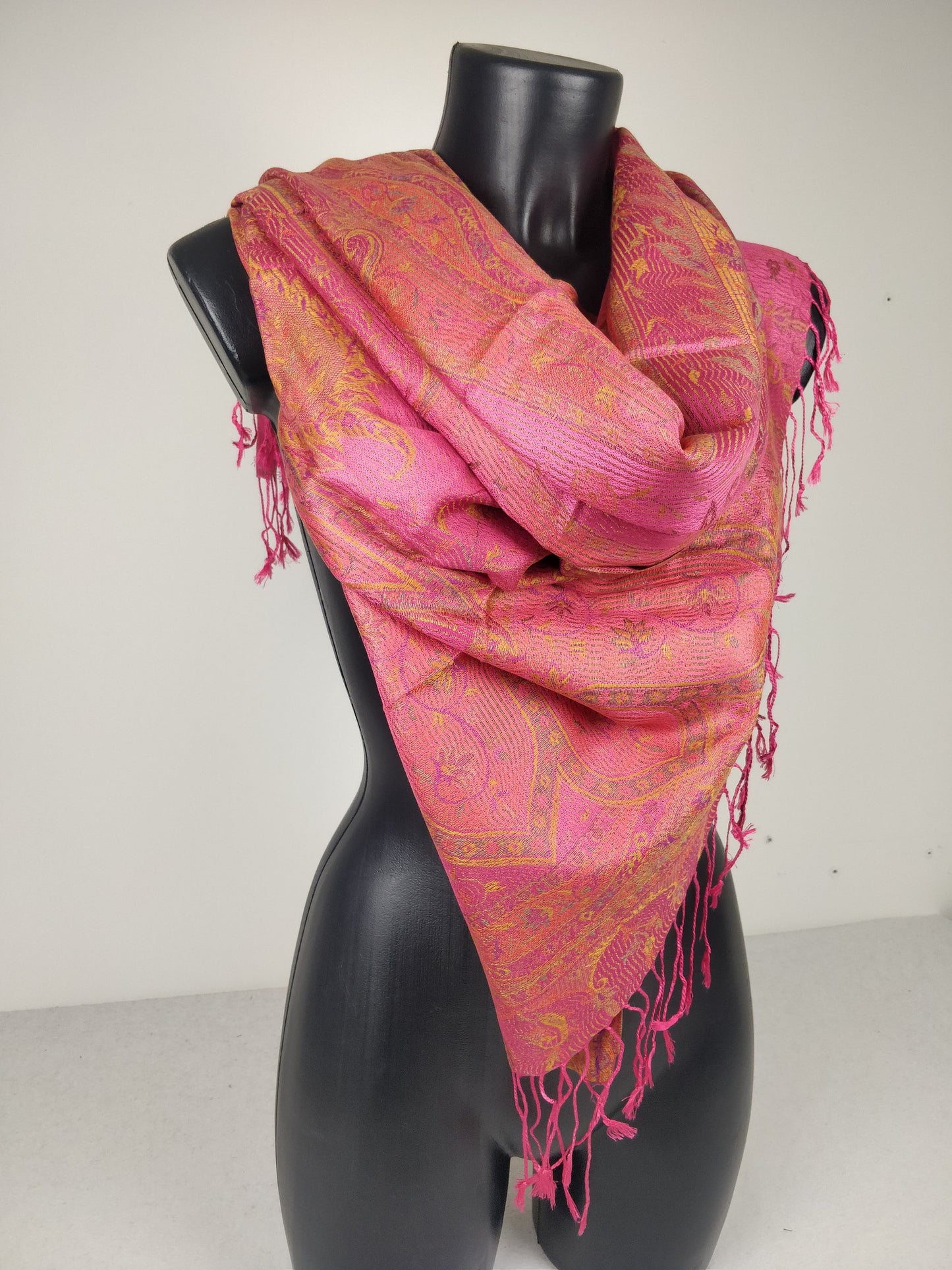 Pashmina Mangal réversible en modal / soie. Echarpe motif paisley rose et jaune.