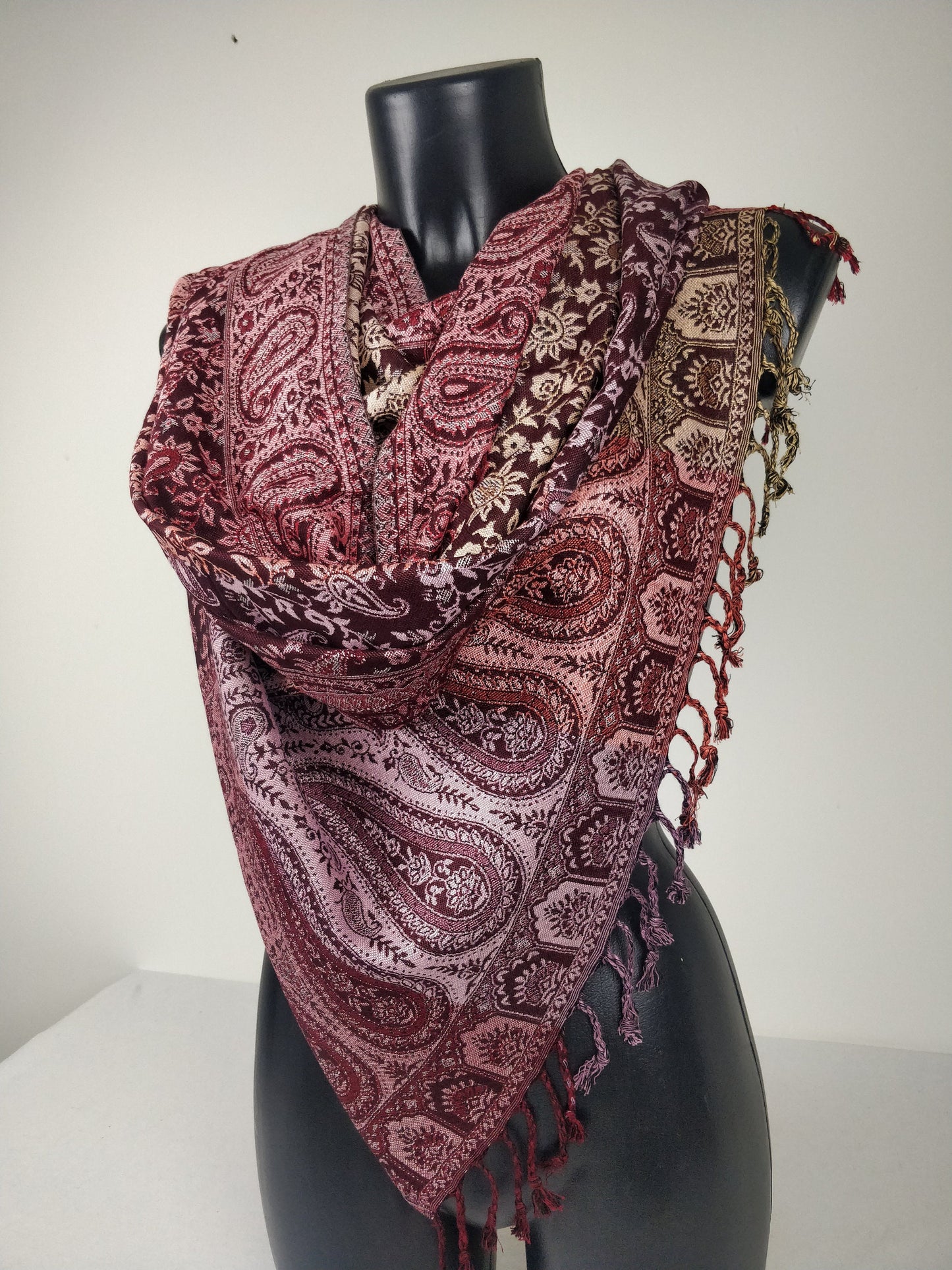 Pashmina réversible Sankya multicolore en viscose. Echarpe motif paisley tons marron.