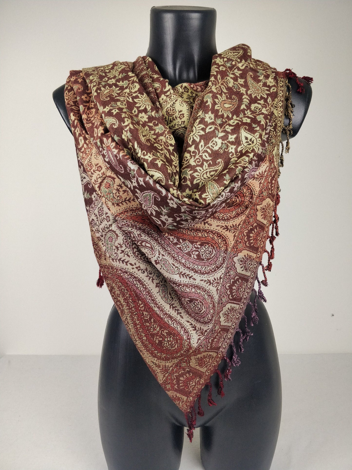 Mehrfarbiger Sankya Wende-Pashmina aus Viskose. Paisley-Muster in Brauntönen.