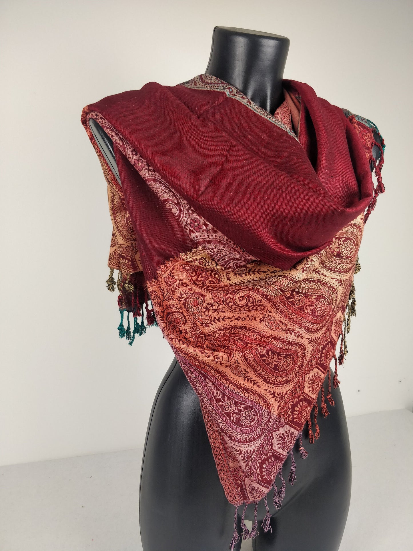 Pashmina Helak multicolore réversible en viscose. Echarpe motifs paisley rouge.