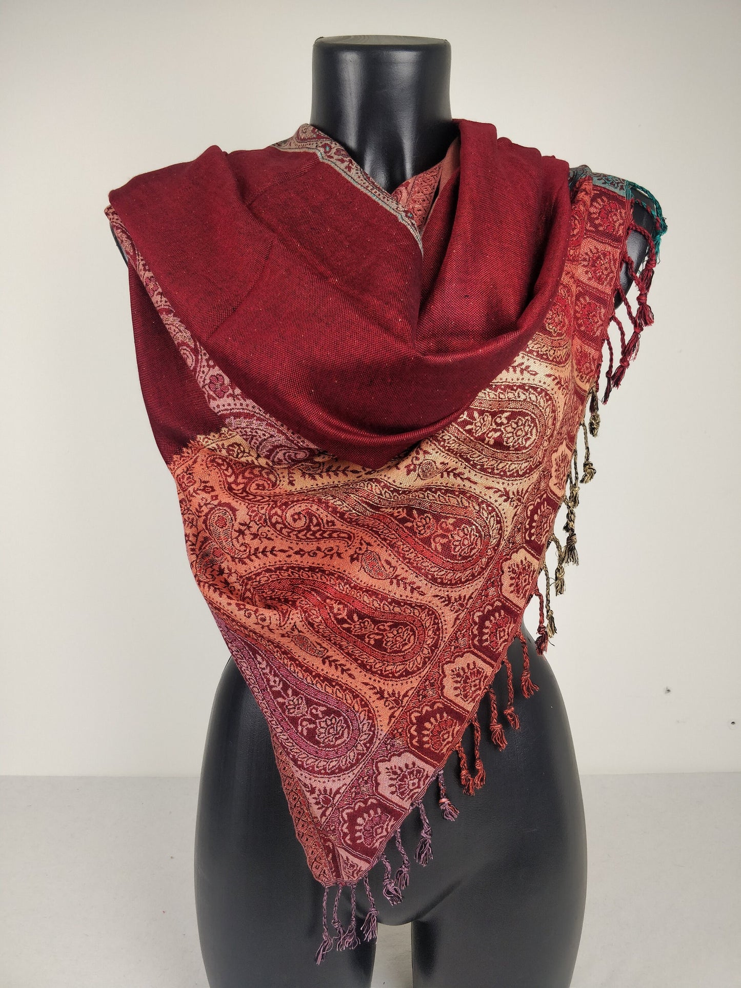 Pashmina Helak multicolore réversible en viscose. Echarpe motifs paisley rouge.