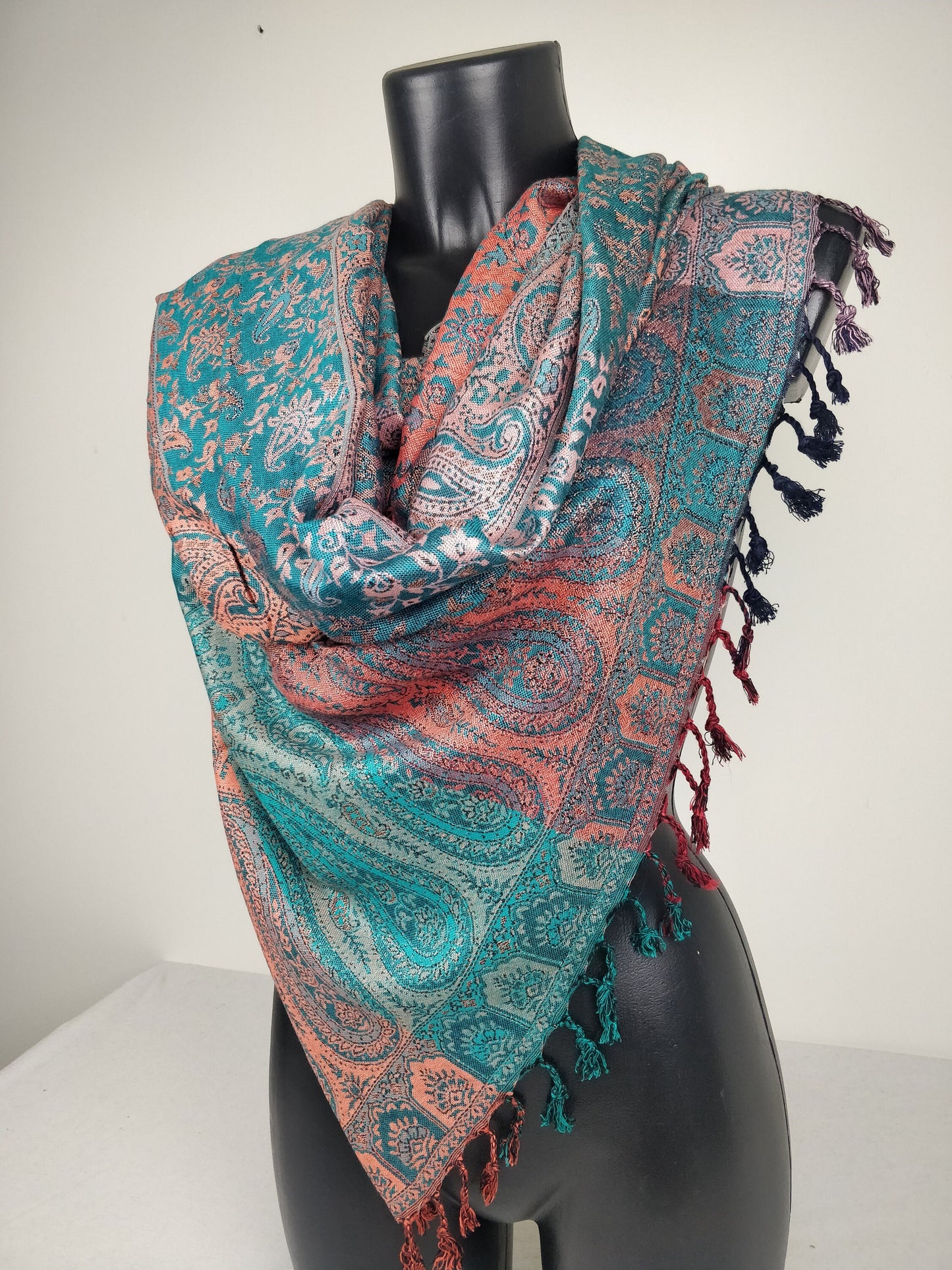 Mehrfarbiger Sankya Wende-Pashmina aus Viskose. Blaues und lachsfarbenes Paisley-Muster.