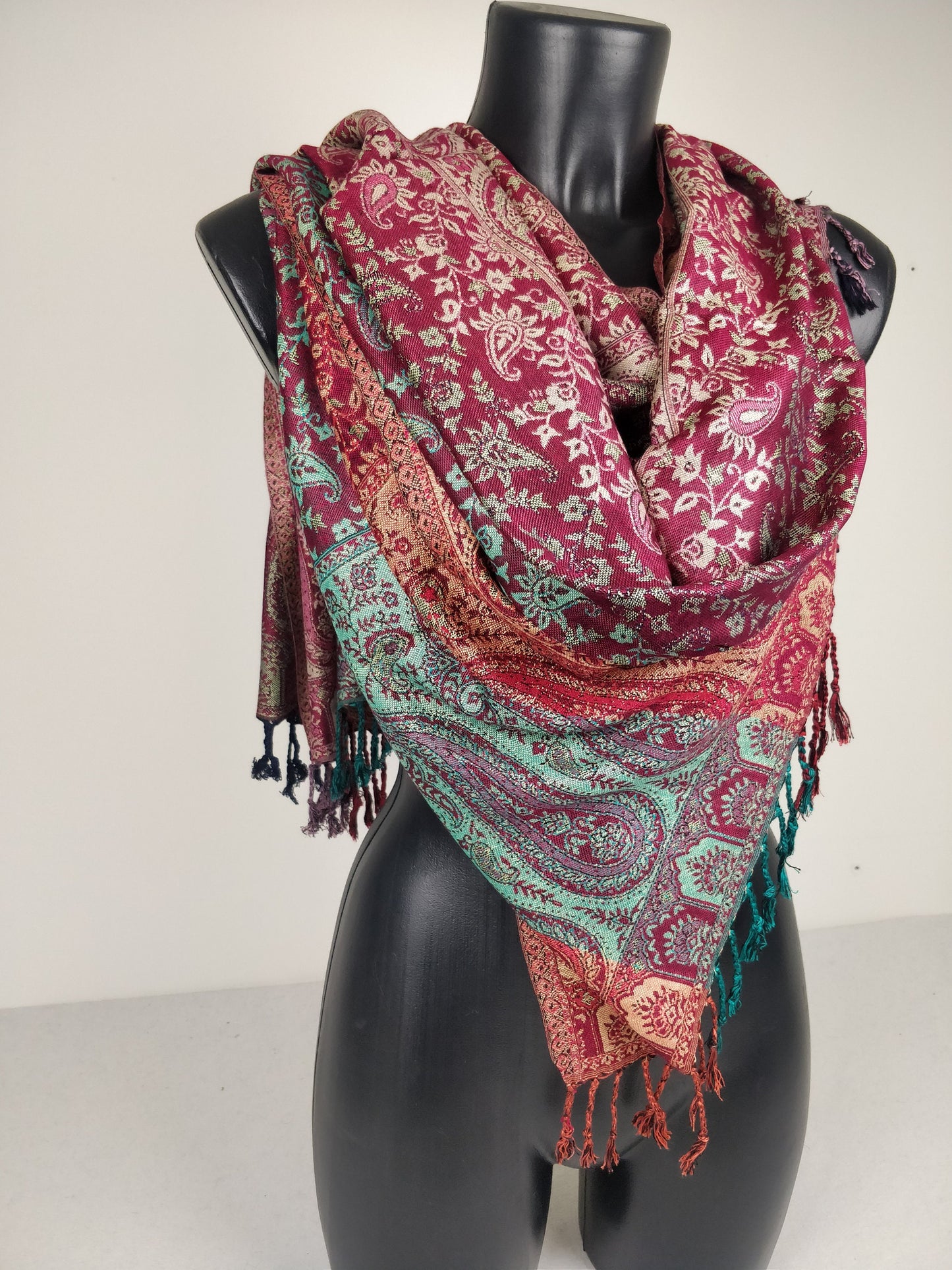 Mehrfarbiger Sankya Wende-Pashmina aus Viskose. Fuchsia und grünes Paisleymuster.