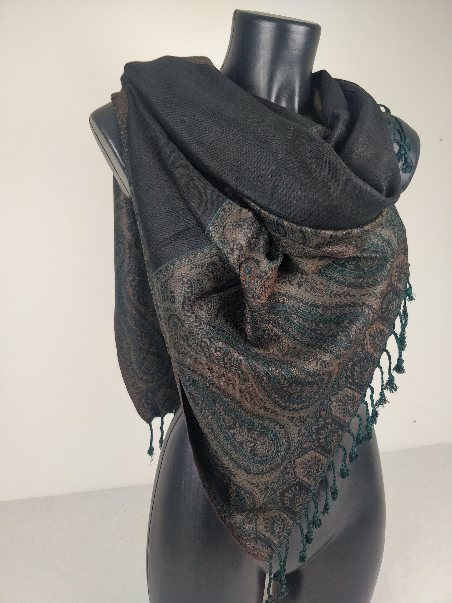 Pashmina Helak réversible en viscose. Echarpe motifs paisley noir, marron et vert.