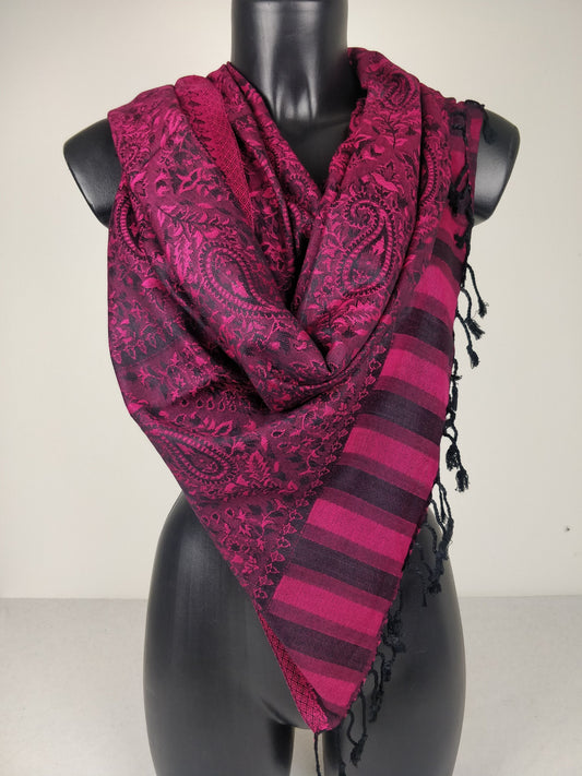 Pashmina Mangal réversible en modal / soie. Motif paisley fuchsia et noir.