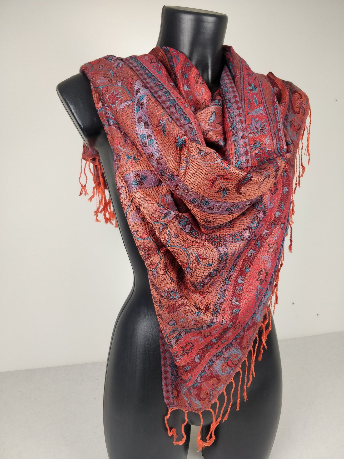 Wende-Mangal-Pashmina aus Modal/Seide. Orange-rotes Paisley-Muster.