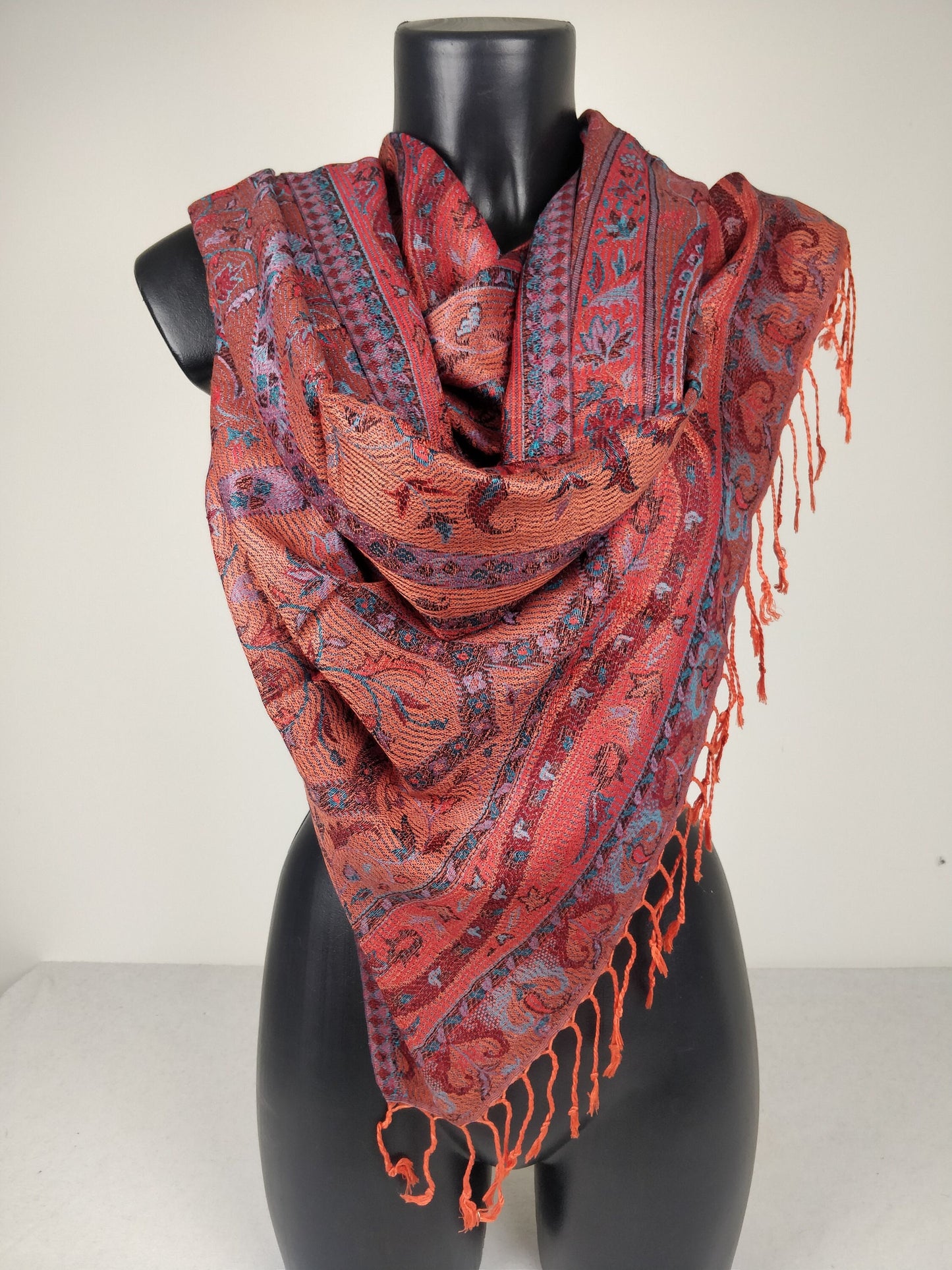 Wende-Mangal-Pashmina aus Modal/Seide. Orange-rotes Paisley-Muster.