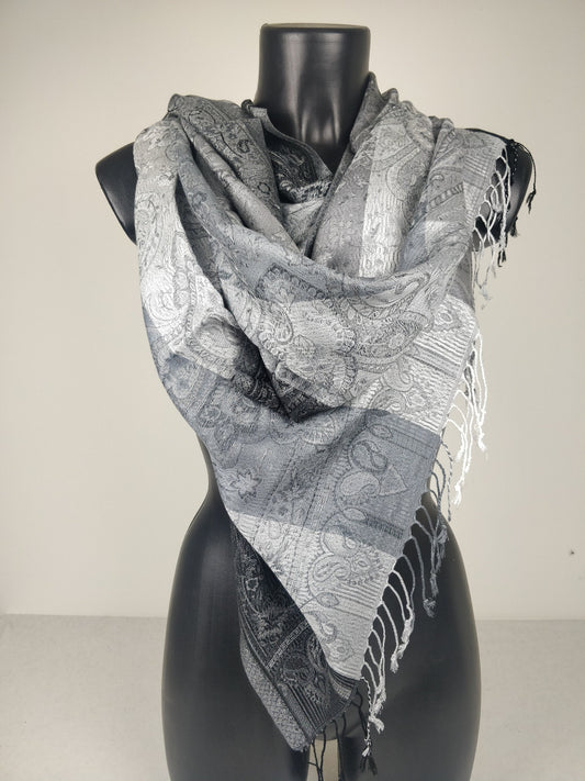 Pashmina Mangal réversible en modal / soie. Echarpe motif paisley noir et gris.