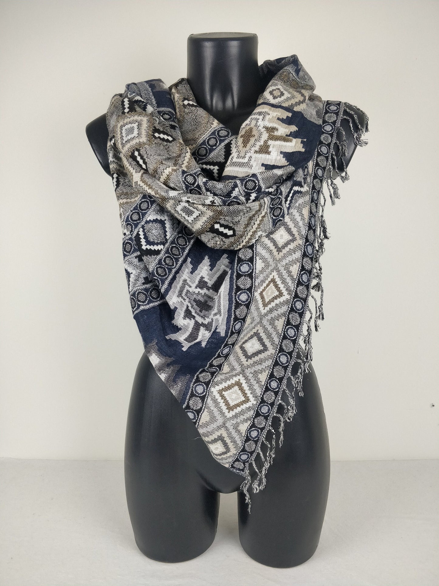 Pashmina Jyoti aus mehrfarbiger und reversibler Viskose. Inka-Muster, Blau- und Grautöne.